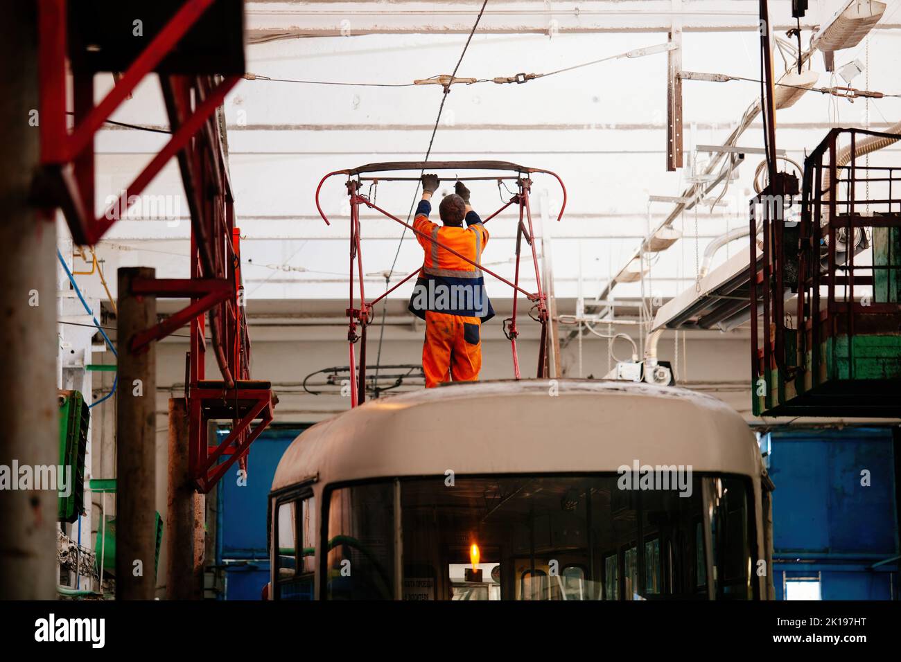 Tram dans le dépôt de service. Entretien et réparation du pantographe Banque D'Images