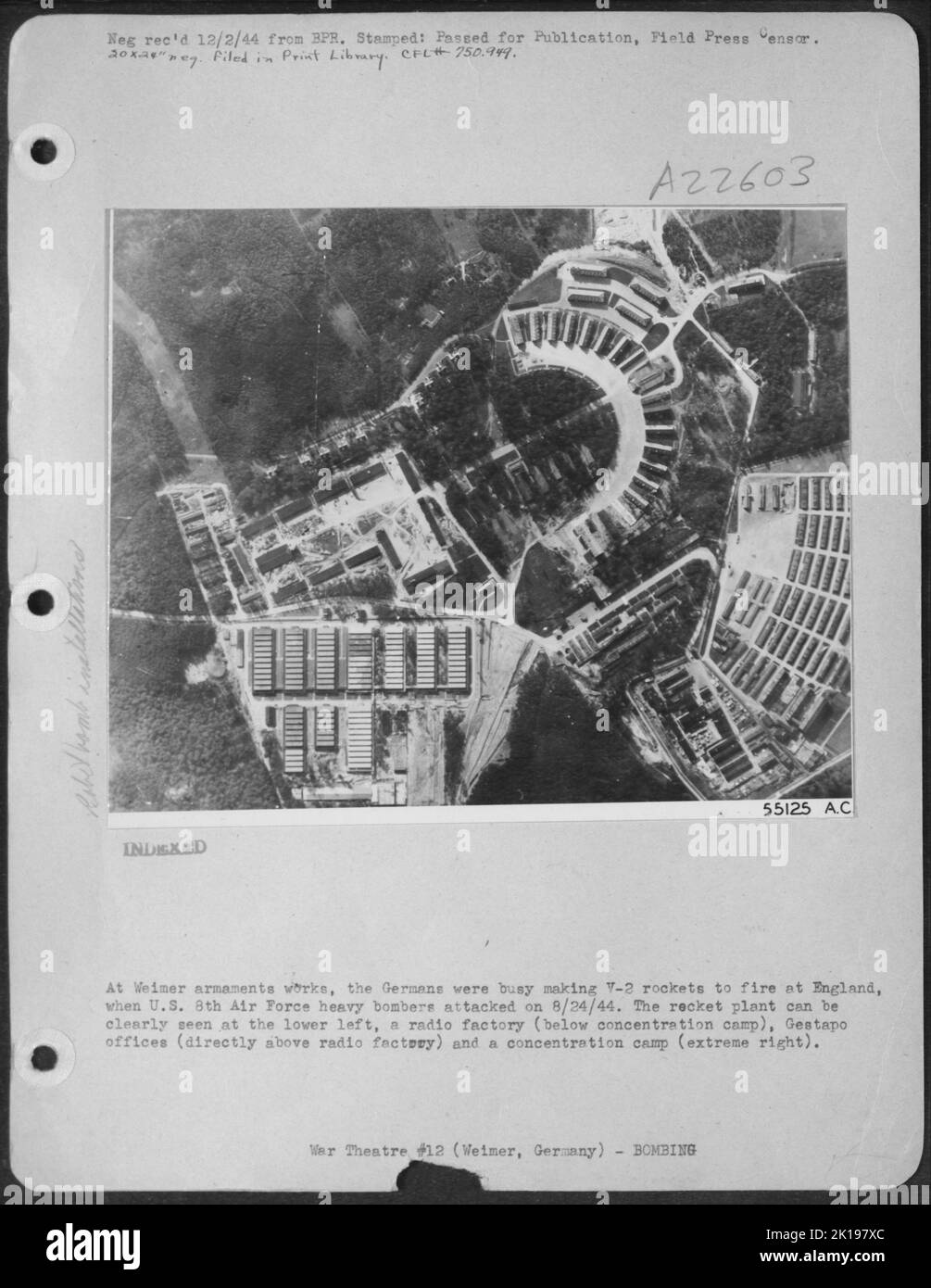 Aux travaux d'armement de Weimer, les Allemands étaient occupés à fabriquer des roquettes V-2 pour tirer sur l'Angleterre, lorsque les bombardiers lourds de l'US 8th Air Force ont attaqué le 8/24/44. L'usine de roquette peut être clairement vue en bas à gauche, une usine de radio (en dessous du camp de concentration), Banque D'Images