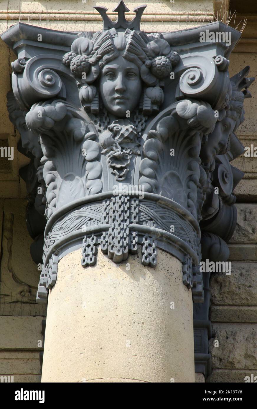 Décoration de colonne en métal avec portrait sculpté d'une femme. Banque D'Images