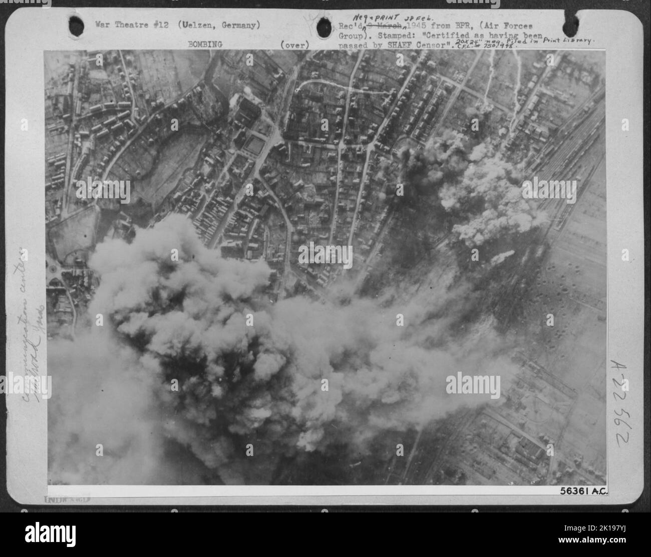 Le US 8th AF a rejoint les autres forces aériennes alliées, le jeudi 22 février 1945, dans une attaque simultanée d'une énorme proportion contre des lignes de communication à des points clés dans toute l'Allemagne. Les bombardiers lourds ont volé plus bas que d'habitude pour augmenter la précision Banque D'Images