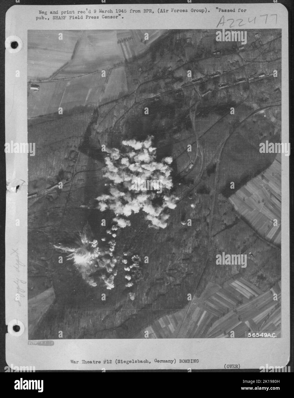 Les premières cordes de bombes incendiaires et explosives commencent le plâtrage d'une munition allemande et d'un site présumé de stockage V-2 à Siegelsbach, à 18 miles au sud-est de Heidelberg, par la première Force aérienne tactique Martin B-26 Marauders. L'explosif Banque D'Images