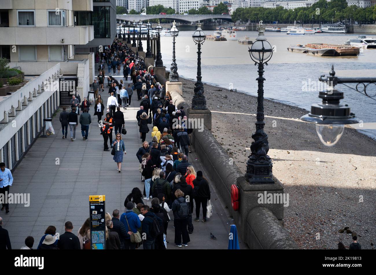 File d'attente près du pont Blackfriars, en attendant de voir la reine Elizabeth 11 dans l'État de Westminster Hall, Londres. Banque D'Images