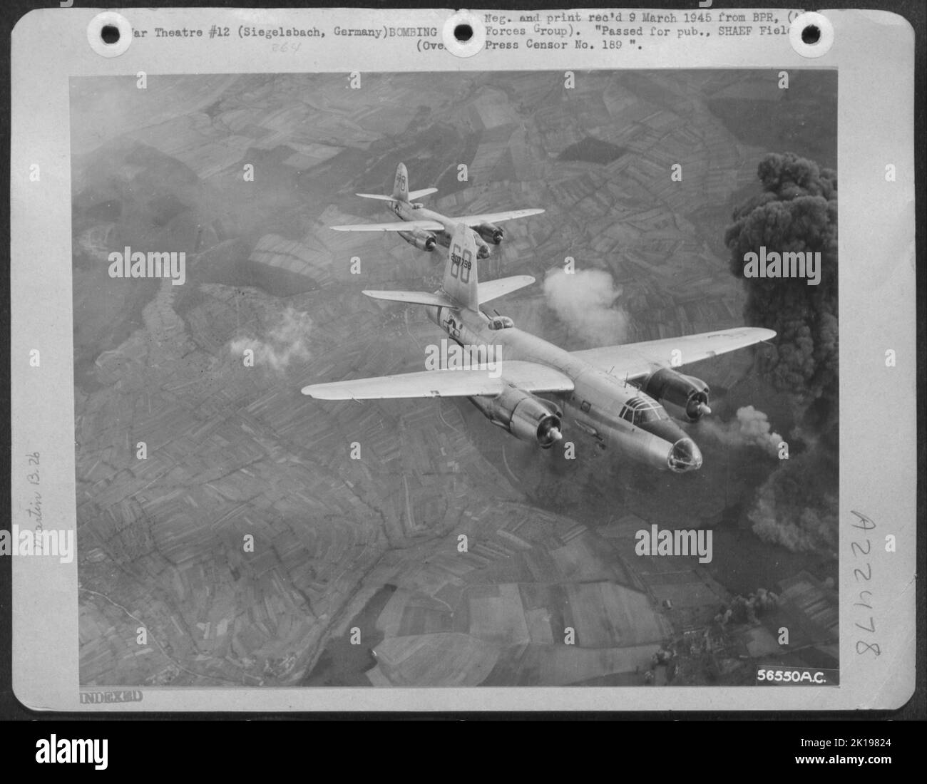 La première Force aérienne tactique Martin B-26 Marauders passe à côté d'une colonne de fumée explosive s'élevant à près de 10 000 pieds au-dessus d'une munition allemande et d'un site présumé de stockage V-2 qu'ils ont attaqué à Siegelsbach, à 18 miles au sud-est de Heidelberg. Beaucoup Banque D'Images