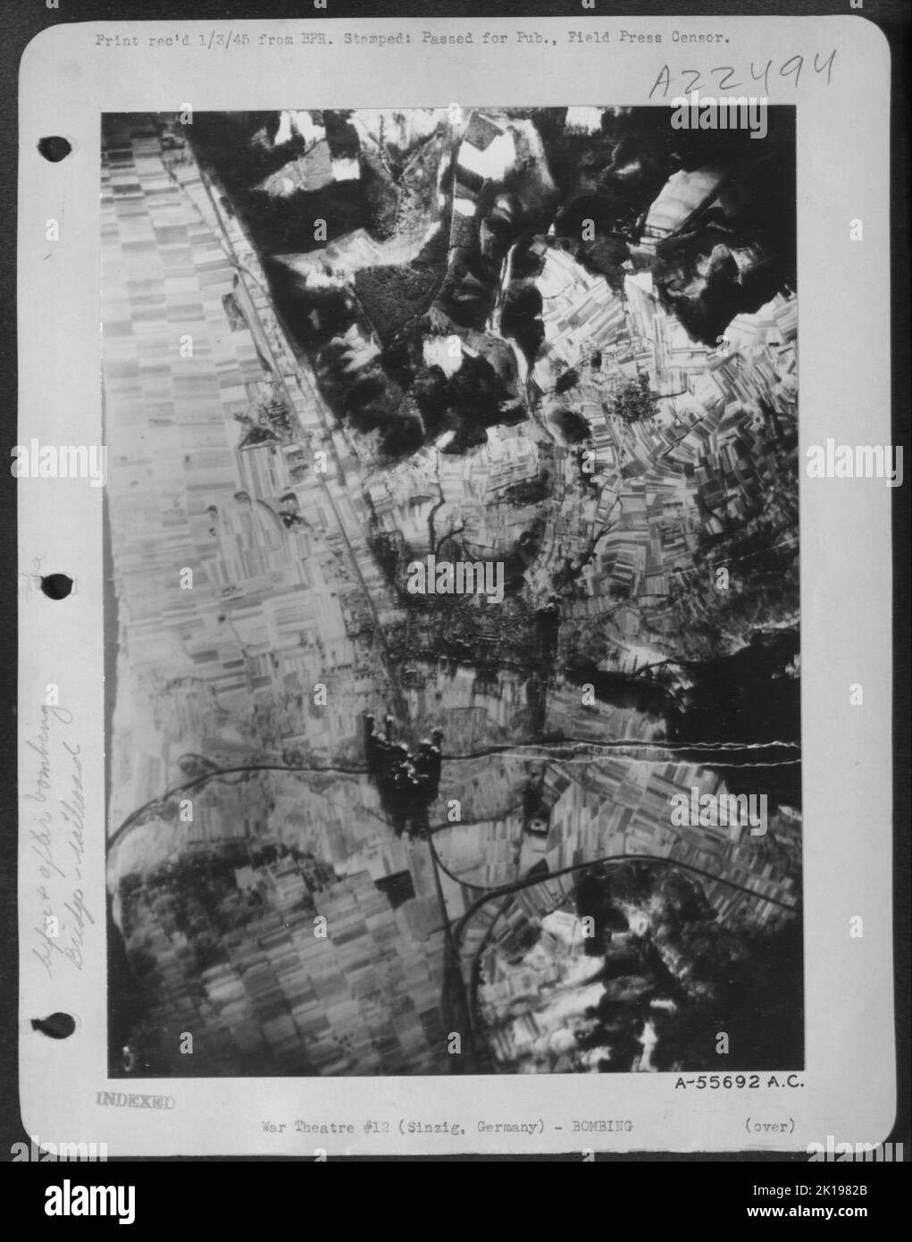 Un modèle serré de bombes couvre le pont ferroviaire près de Sinzig, en Allemagne, alors que les libérateurs de la US 8th Air Force B-24 attaquaient le 26 décembre 44. Située entre Bonn et Coblenz, cette ligne est vitale pour les divisions nazies qui se battent à quelques kilomètres. Banque D'Images