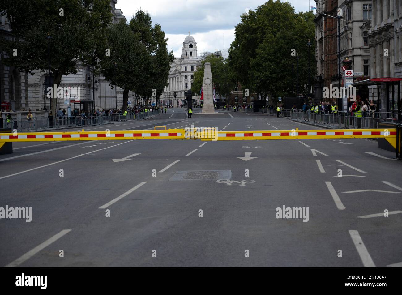 Whitehall est fermé à la circulation alors que les gens font la queue pour voir la reine Elizabeth 11 dans l'état de Westminster Hall, Londres. Banque D'Images
