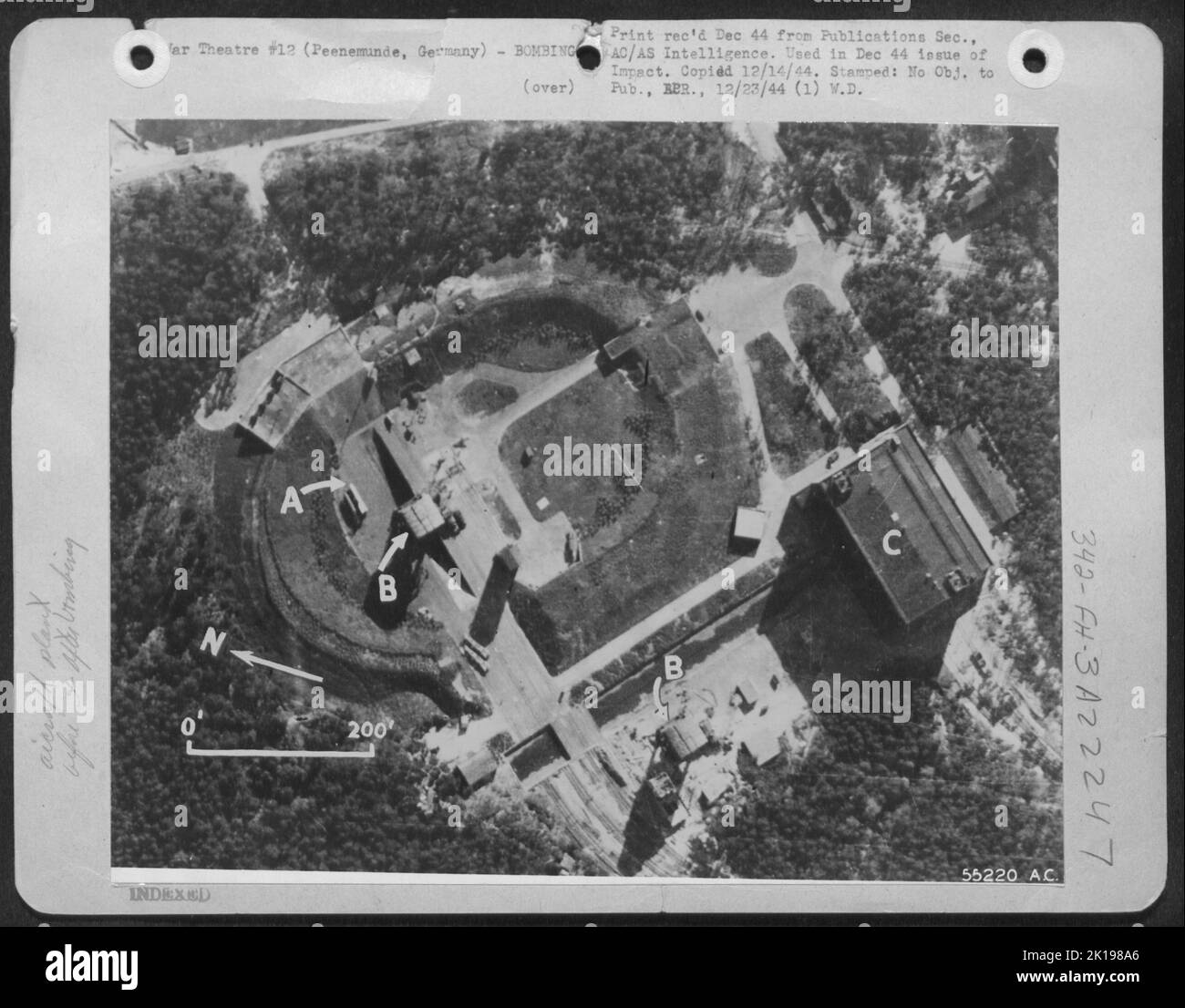 Le terrassement elliptique à Peenemunde, en Allemagne, est l'endroit où les roquettes sont testées. L'illustration montre V-2 (A), une grue (B), un atelier de montage (C). Banque D'Images