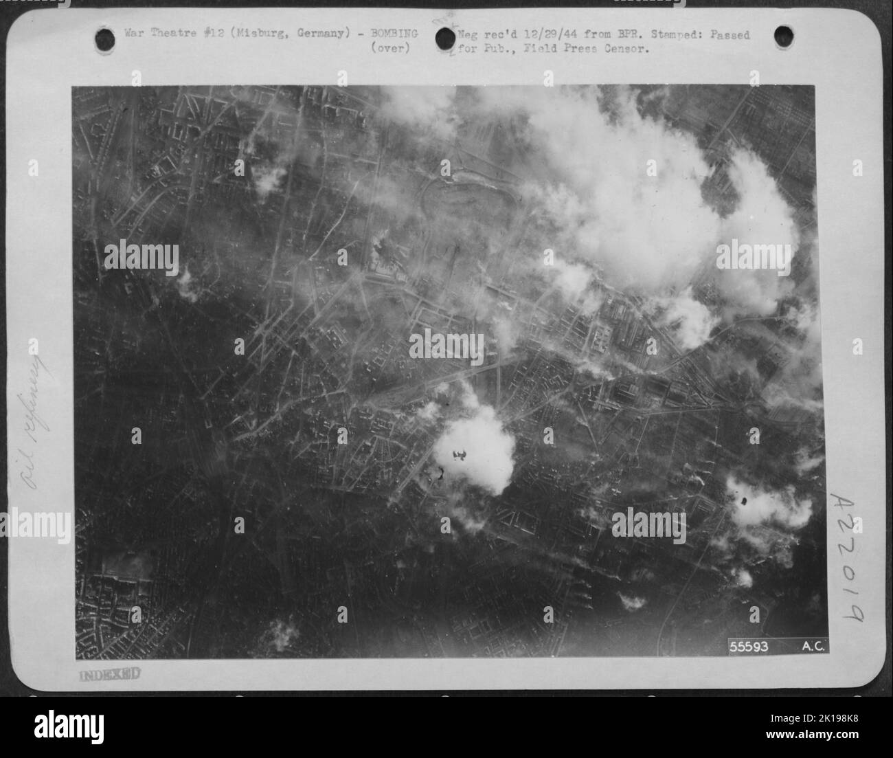 Un nazi FW-190 survolez la région de Misburg alors que la US 8th Air Force survole, les hauts-frais abaisent leur charge mortelle sur la raffinerie de pétrole là 26 nov 44. Banque D'Images