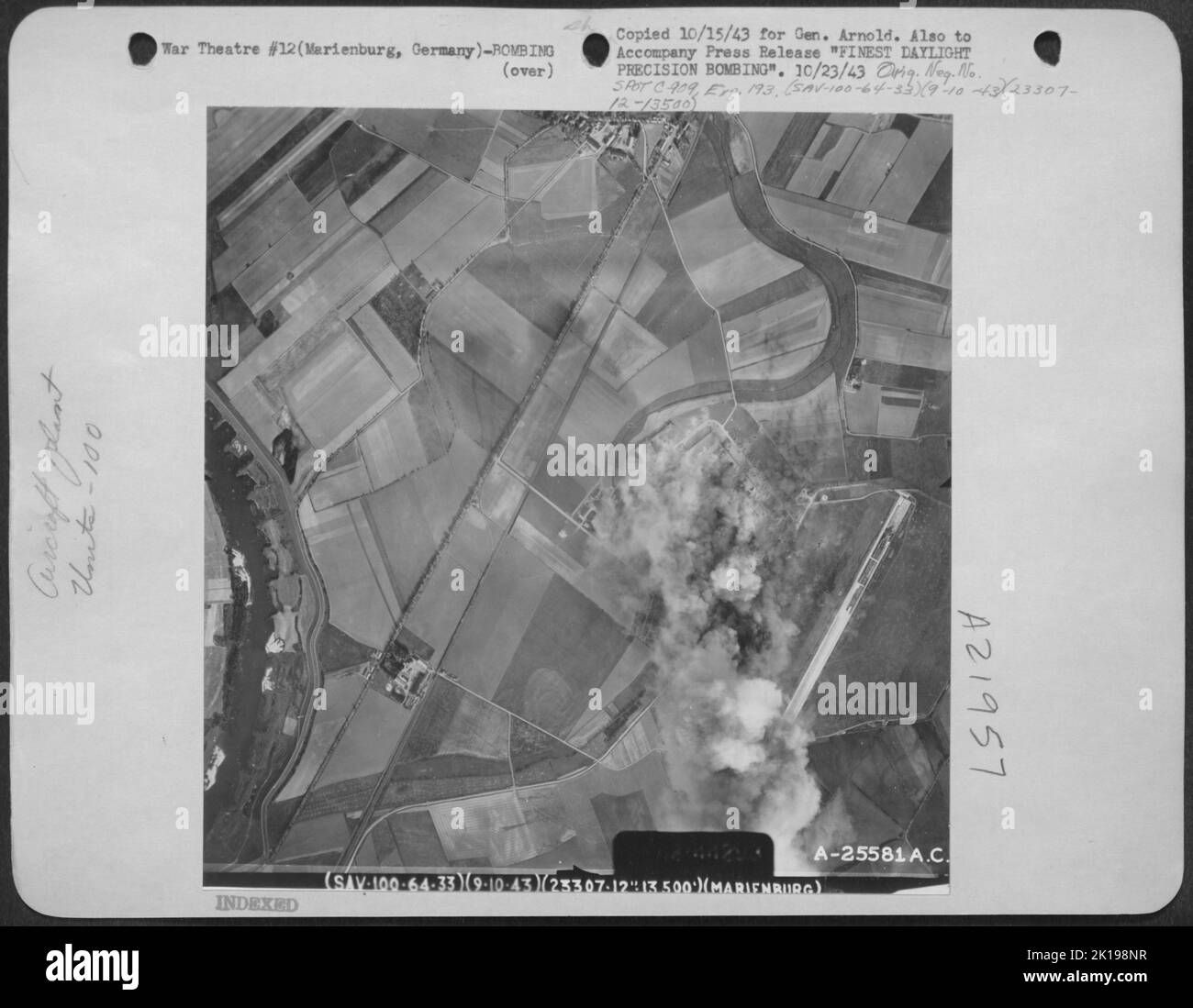 Les premières bombes viennent de frapper. Notez à quel point ils sont parfaitement concentrés dans la zone relativement petite de la cible. 100th Groupe bombe. 9 octobre 1943. Banque D'Images