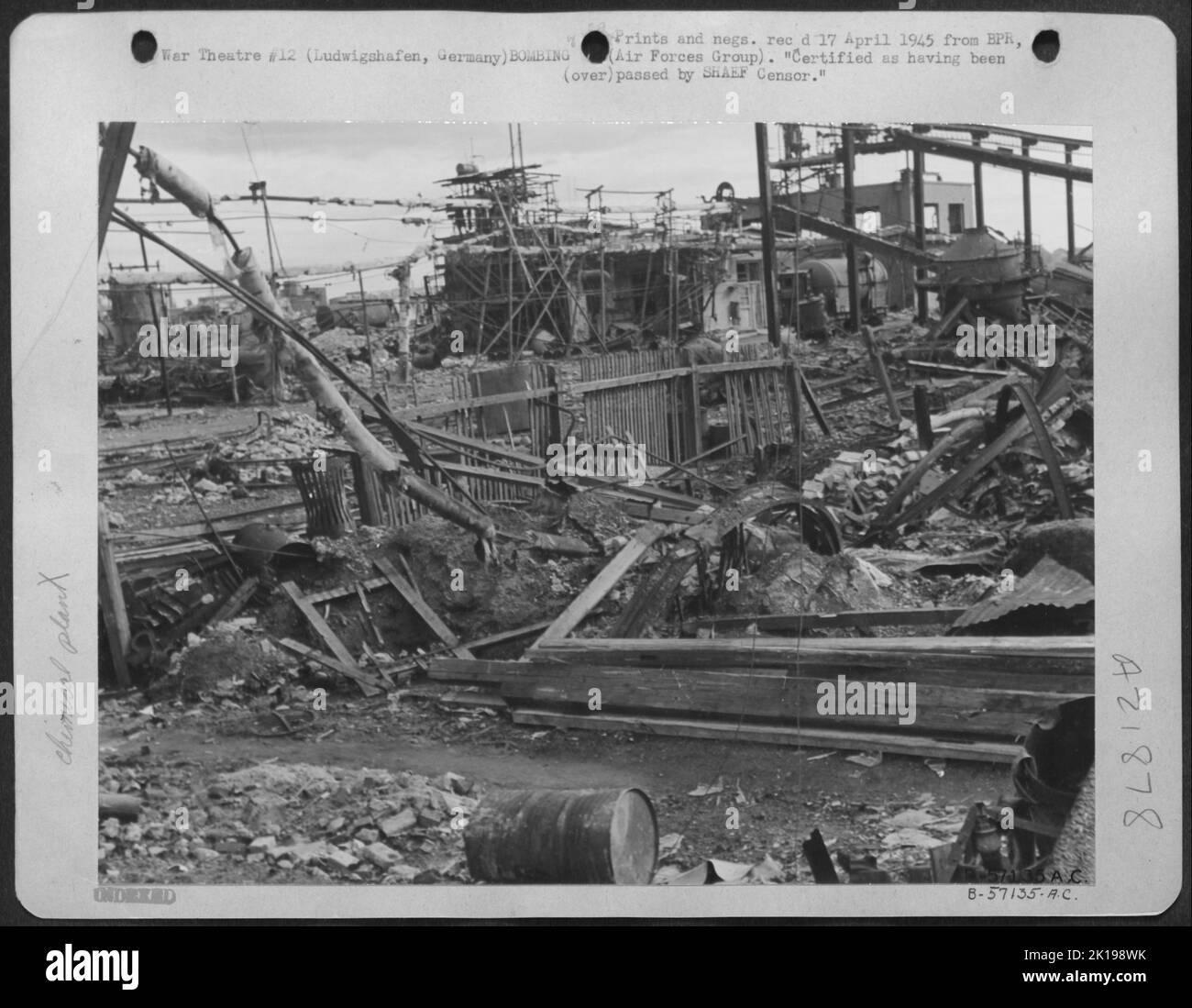 Ludwigshafen production chimique et pétrolière dans le chaos -- une autre vue de la Division de l'acide nitrique, illustrant la tâche écrasante face aux tentatives allemandes de restauration de la production dans cette section. Banque D'Images