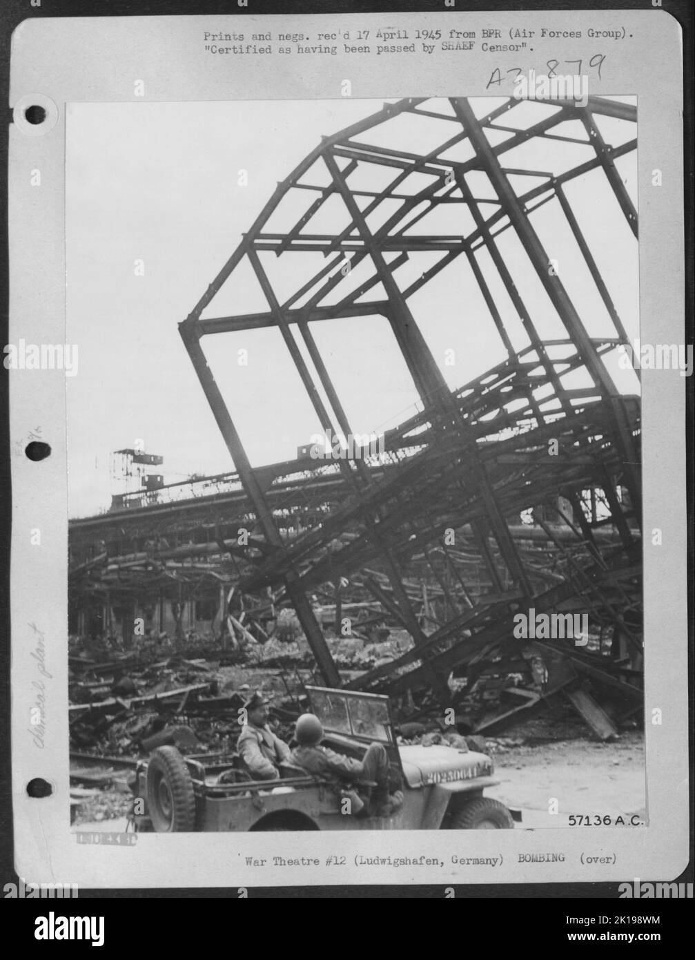 Ludwigshafen production chimique et pétrolière dans le chaos -- Américains observant les dommages causés par les bombes alliées à la Division acide nitrique. Un cadre en acier, plusieurs magasins haut comme le montre Une comparaison avec la Jeep, a été lancé par Blaste et con Banque D'Images