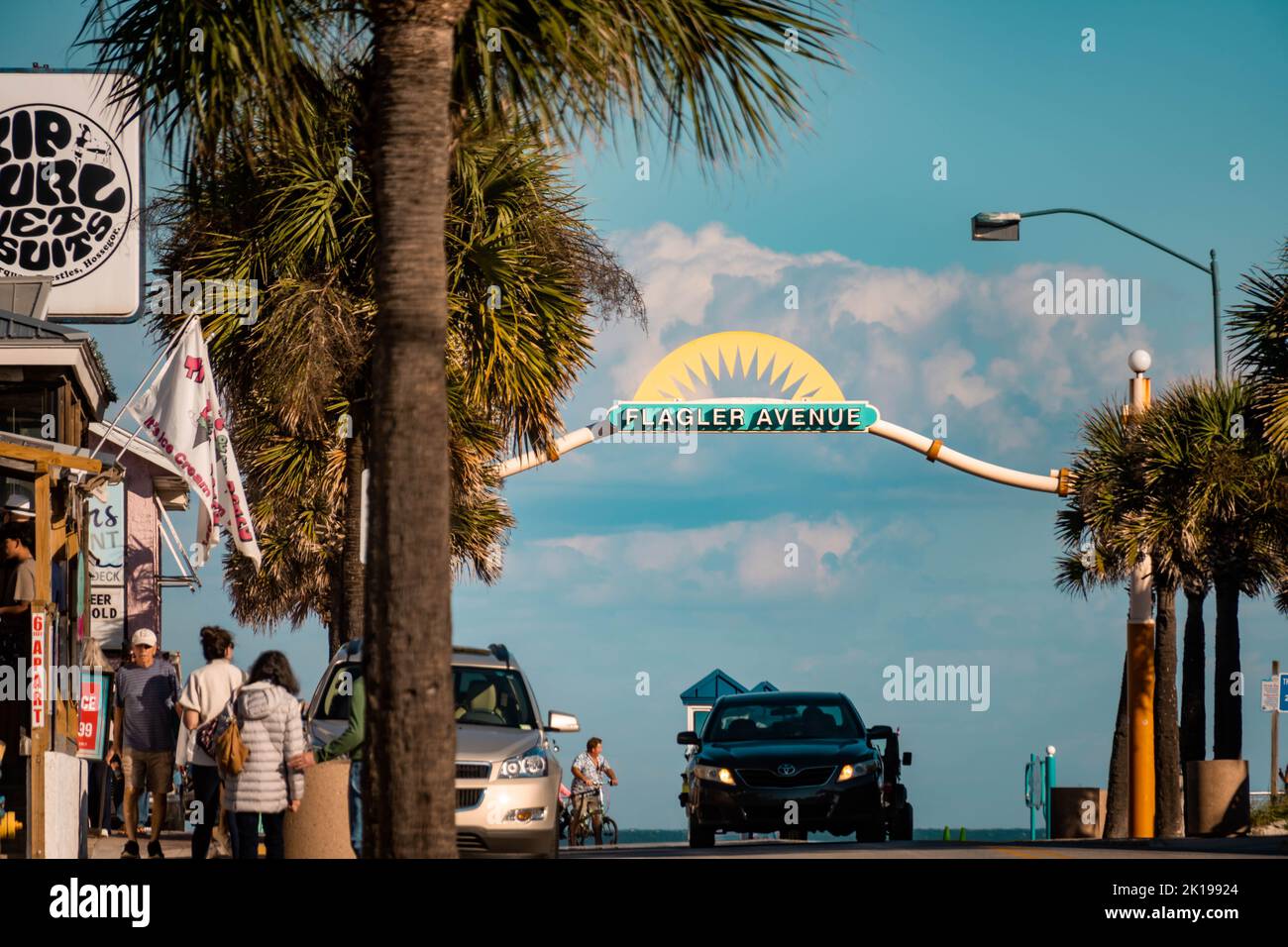 Flagler Avenue est une rue de plage en bord de mer dans le centre-ville avec beaucoup de magasins et de restaurants, New Smyrna Beach Banque D'Images