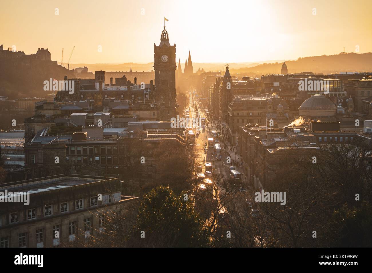 Une vue aérienne de la ville d'Édimbourg au coucher du soleil Banque D'Images