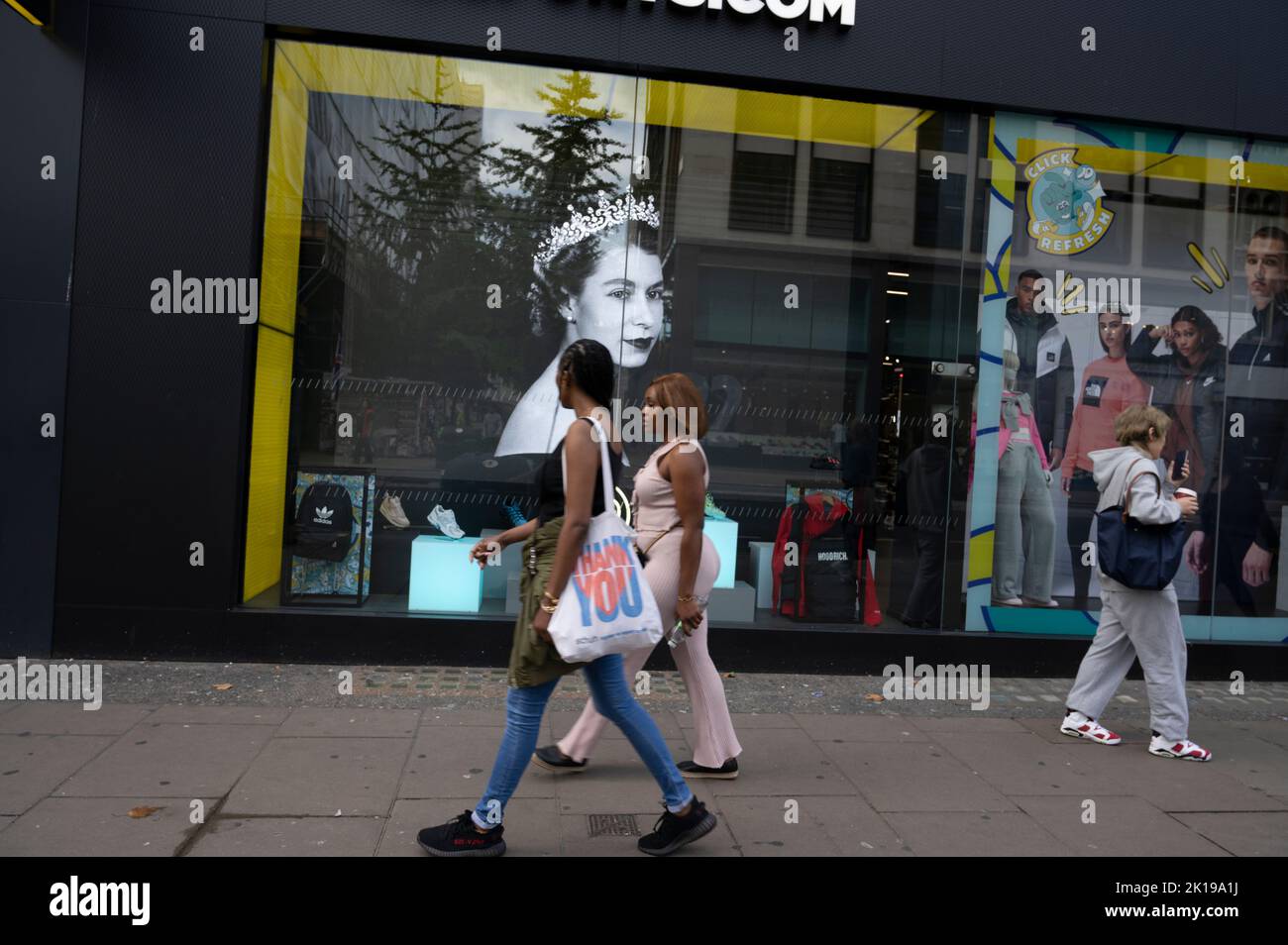 À 14 septembre, cinq jours après la mort de la reine Elizabeth 11, les boutiques de la rue Oxford rendent hommage, Banque D'Images