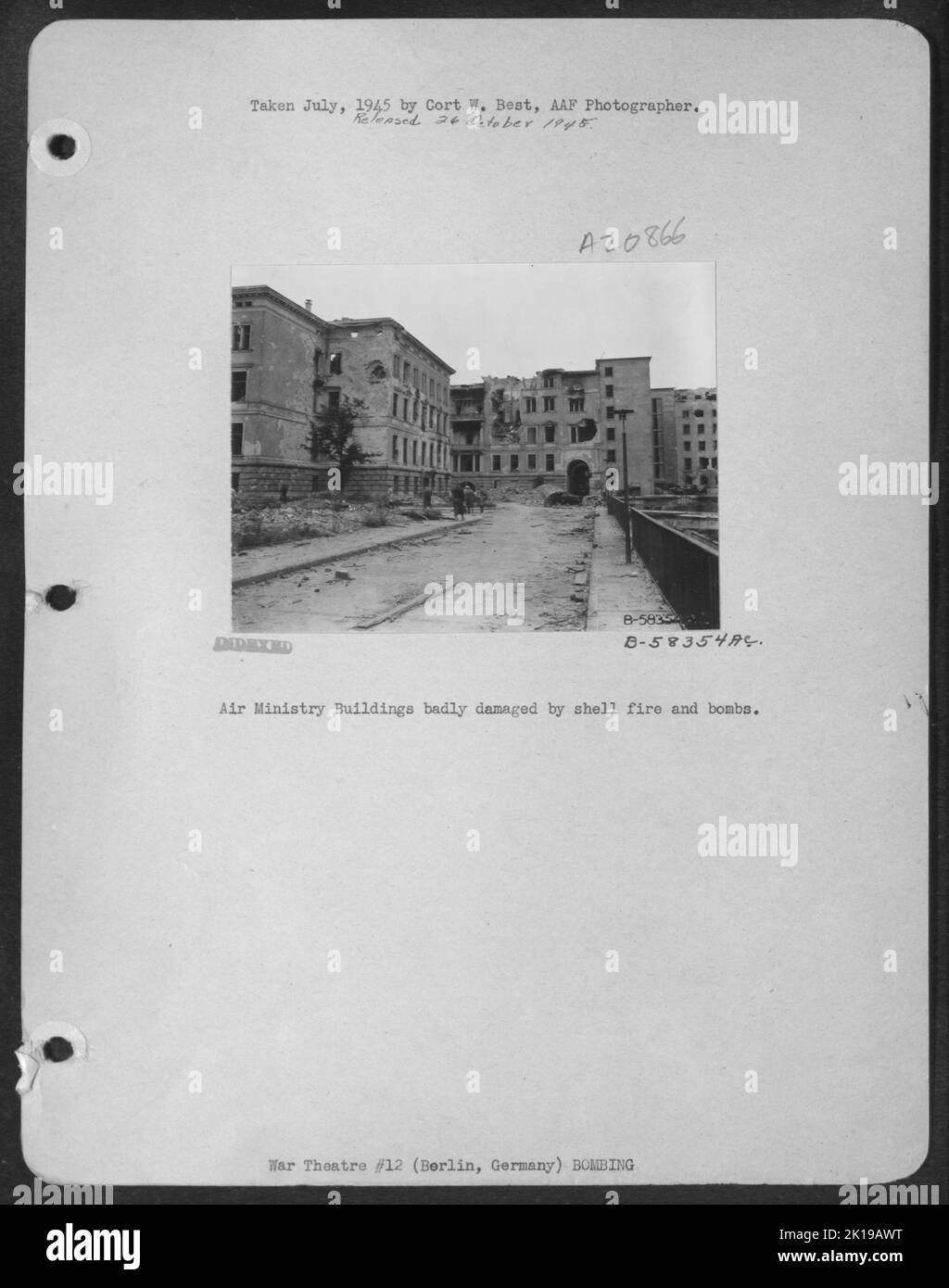 Bâtiments du ministère de l'Air gravement endommagés par Shell Fire et les bombes. Banque D'Images