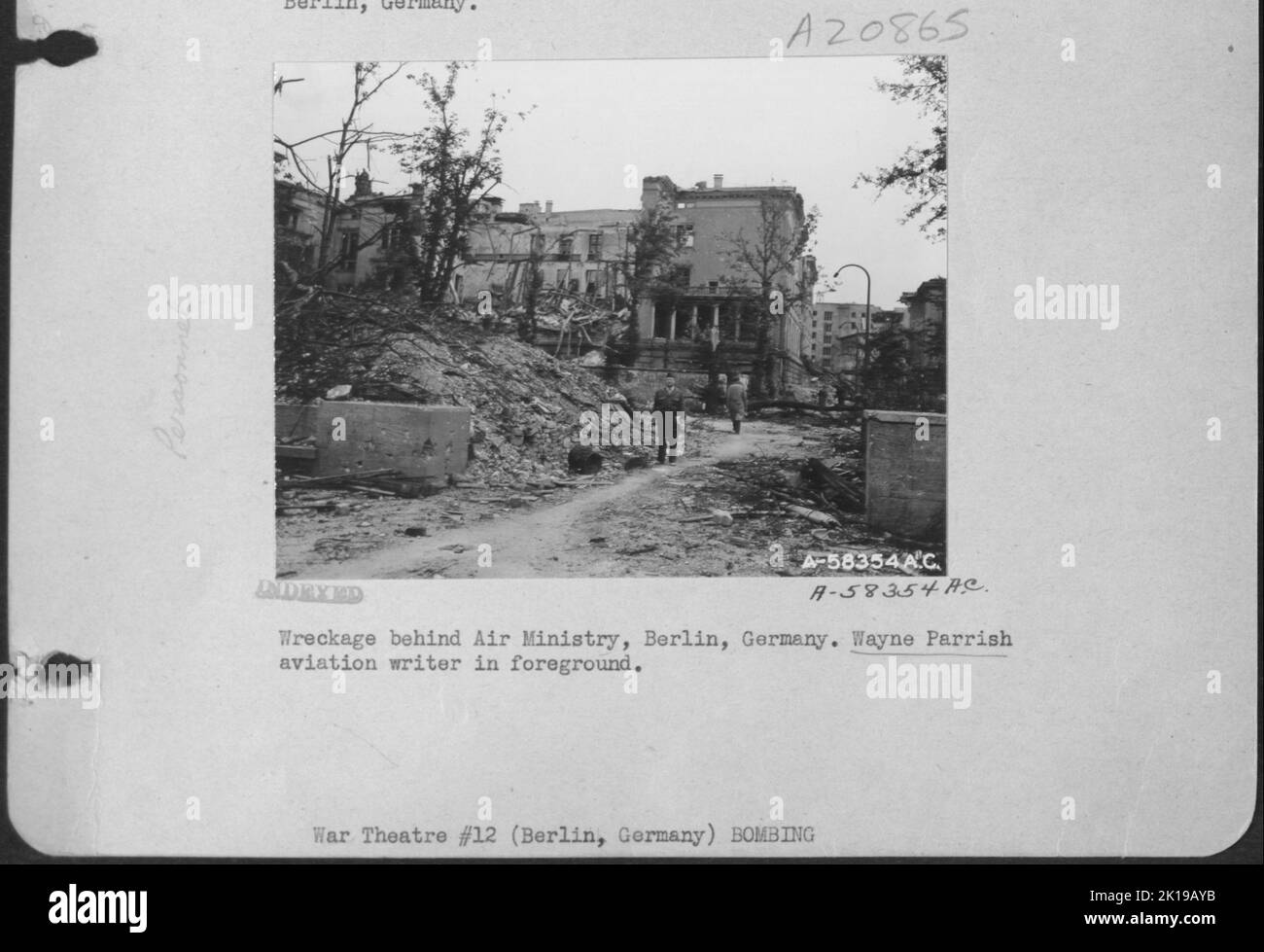Épave derrière le ministère de l'Air, Berlin, Allemagne: Wayne Parrish, écrivain d'aviation, à Foreground. Banque D'Images
