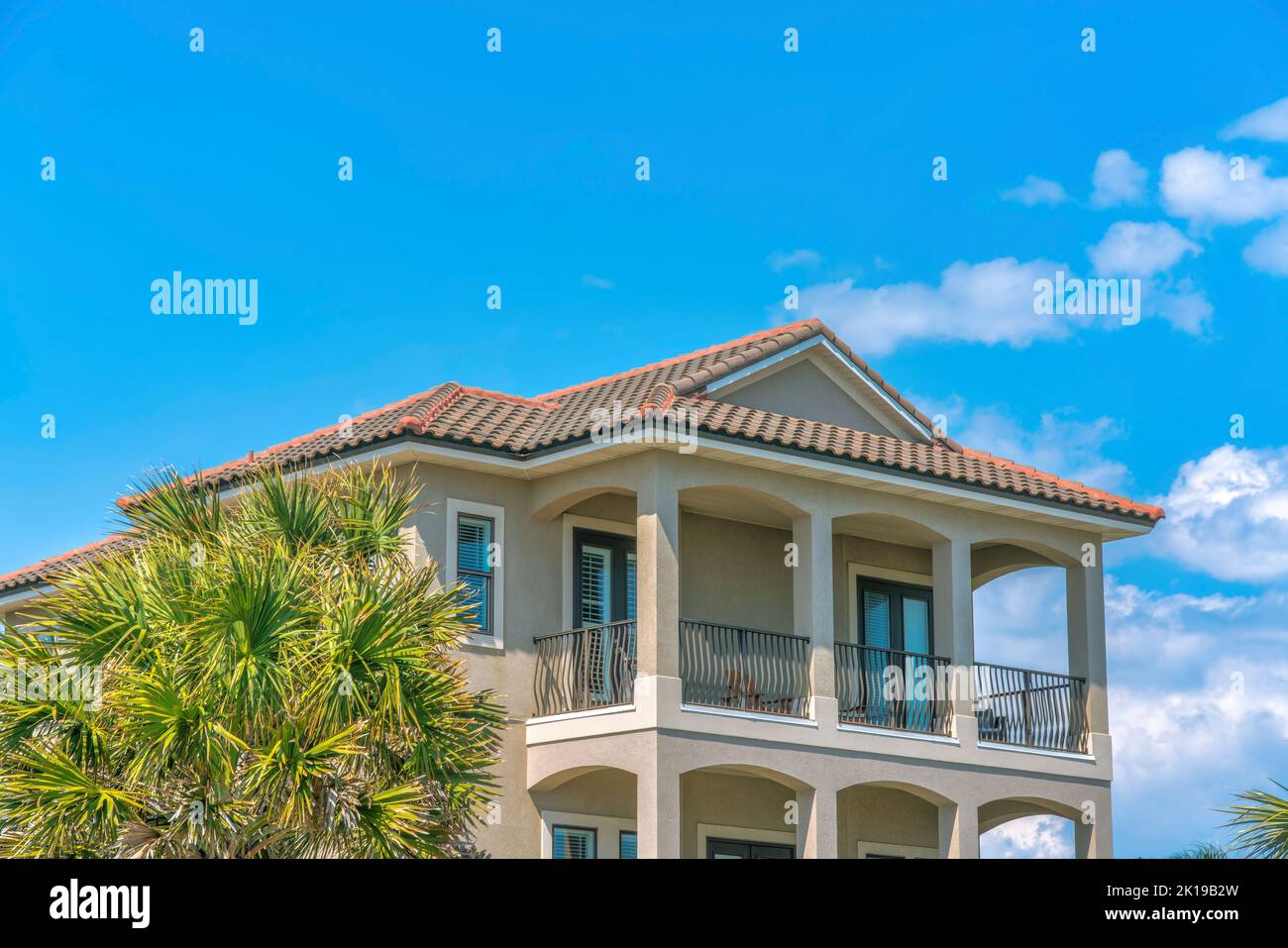 Destin, Floride- façade d'une maison de plage avec balcons sur fond bleu ciel Banque D'Images