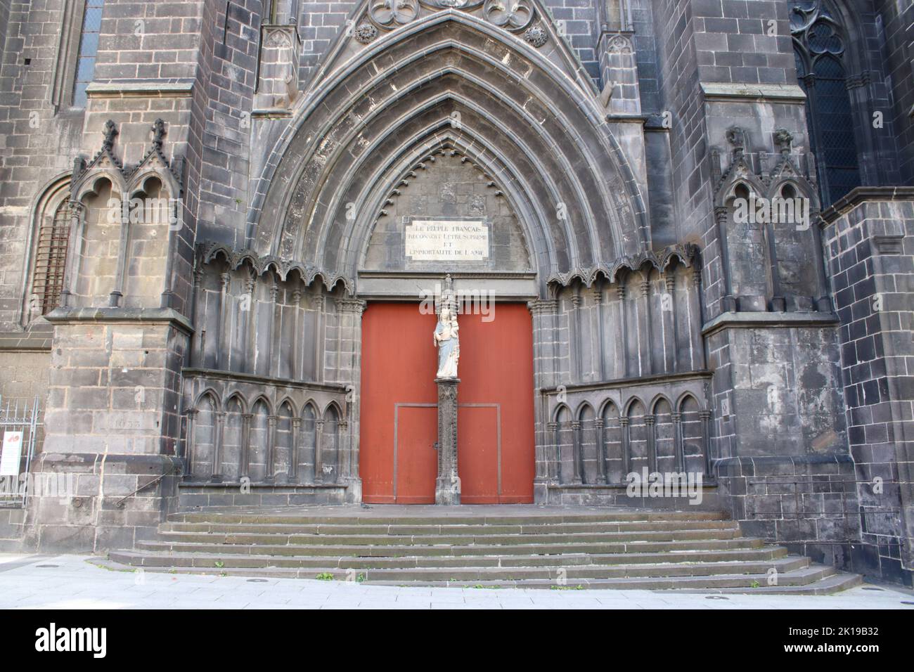 Belle vue d'entrée de la cathédrale gothique de notre-Dame de l'Assomption située dans le centre de la ville française de Clermont-Ferrand. Banque D'Images
