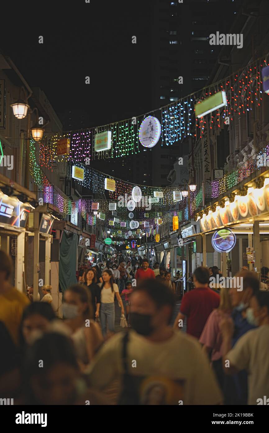 Une photo verticale des rues bondées de Chinatown, Singapour, la nuit Banque D'Images