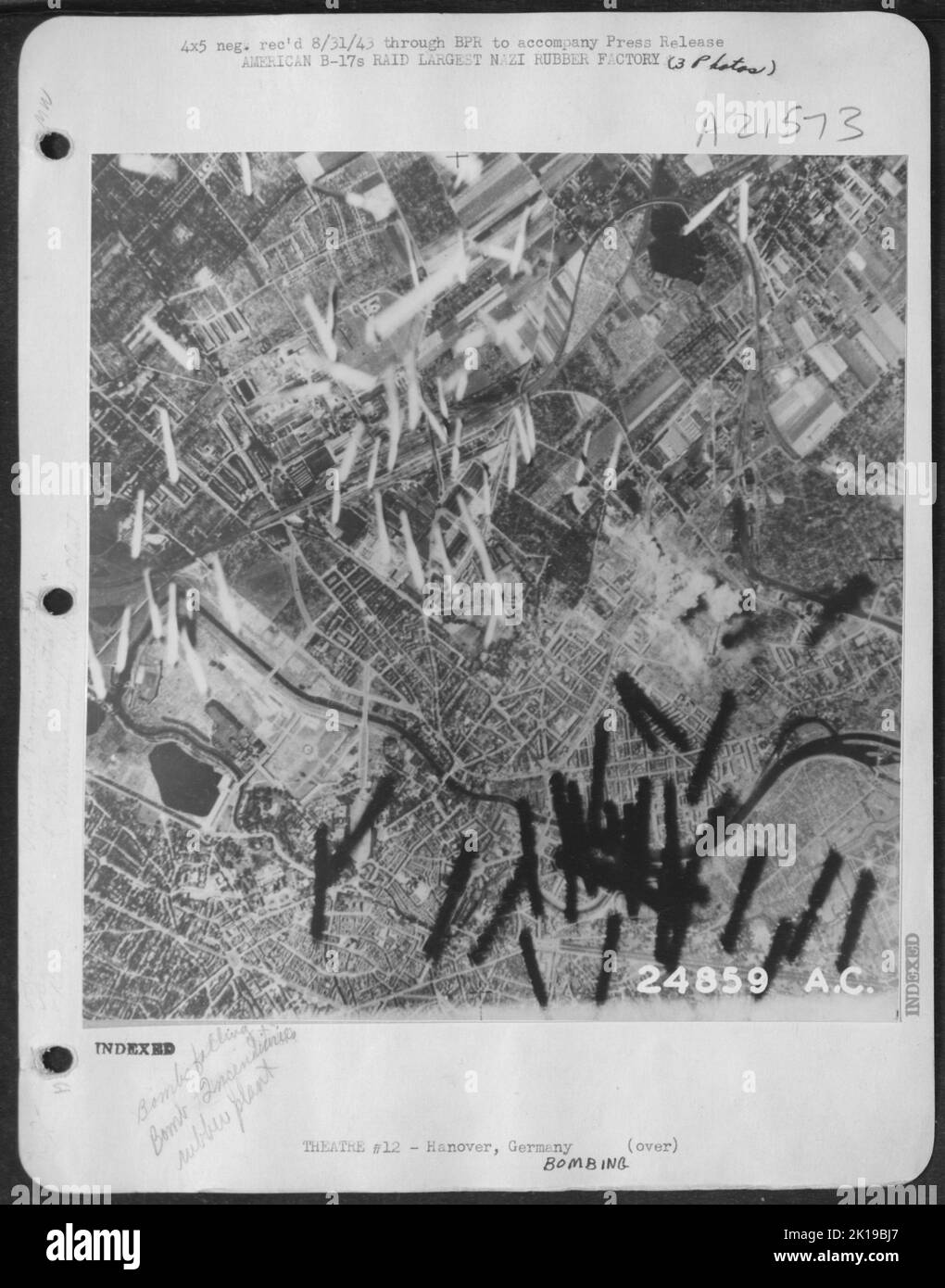 De fortes formations de la huitième forteresses aériennes de l'armée américaine ont récemment attaqué d'importantes usines de caoutchouc à Hanovre, en Allemagne. Deux des usines rasées produisent, selon les estimations, 80 de la production totale allemande de pneus aérodynamiques et d'autres caoutchoucs Banque D'Images