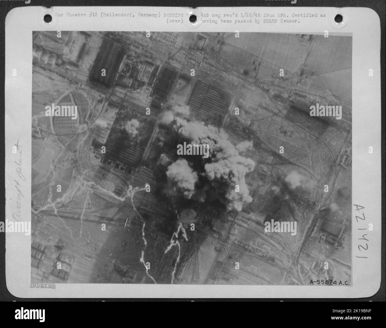Un énorme champignon de fumée épaisse obscurcit complètement deux des principaux bâtiments de l'usine d'ingénierie Hermann Goering à Hallendorf, au sud de Brunswick, en Allemagne, alors que les libérateurs du Consolidated B-24 ont déposé leurs premières bombes sur les travaux le 14 janvier 45. Un autre Banque D'Images