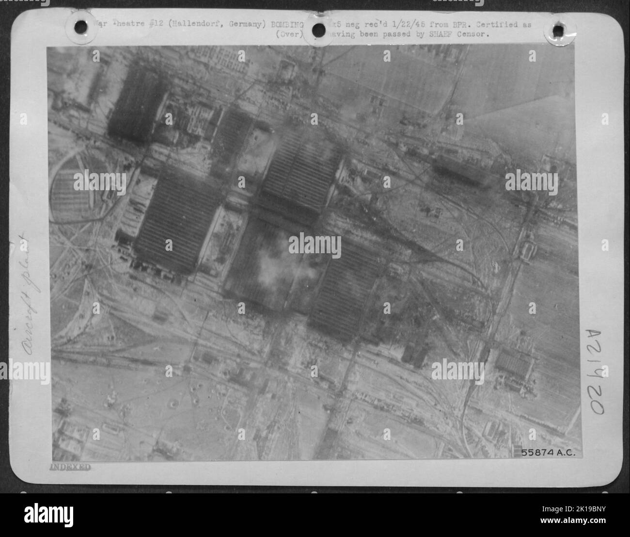 Formant une cible compacte, l'usine d'ingénierie de la vaste Hermann Goering Works à Hallendorf , juste au sud de Brunswick, en Allemagne, est montrée un moment avant qu'elle ait été frappée par des bombes de Consolidated B-24 libérateurs de la US 8th Air Force, 14 janvier 45. Banque D'Images