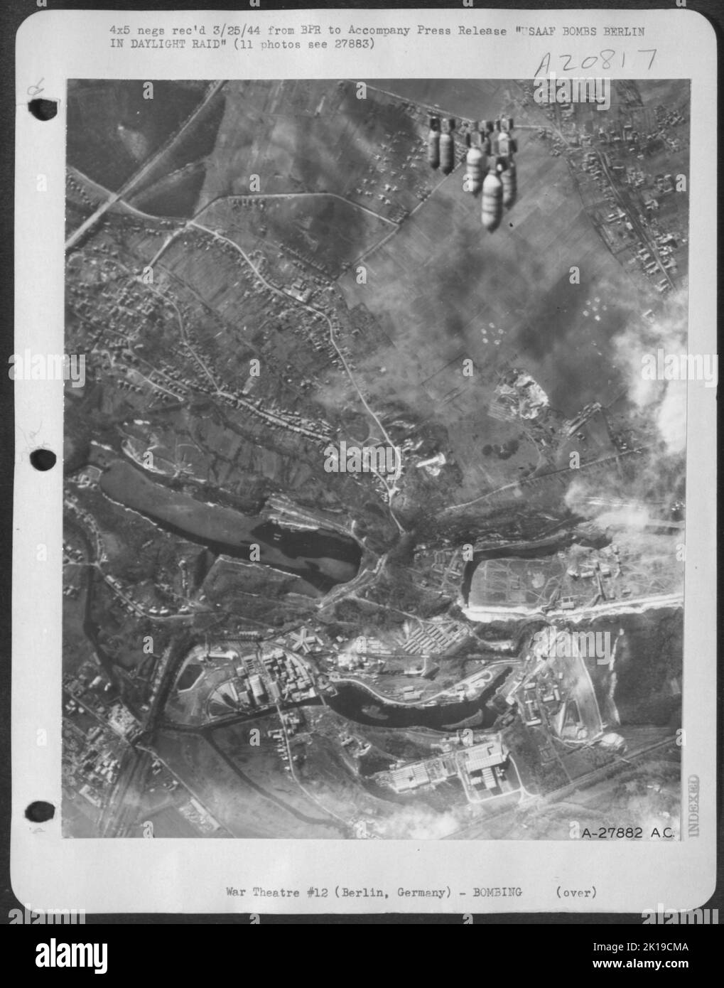 Les bombes des raids américains commencent leur descente vers une cible industrielle à Berlin lors d'une répétition de la Force aérienne de 8th. Banque D'Images