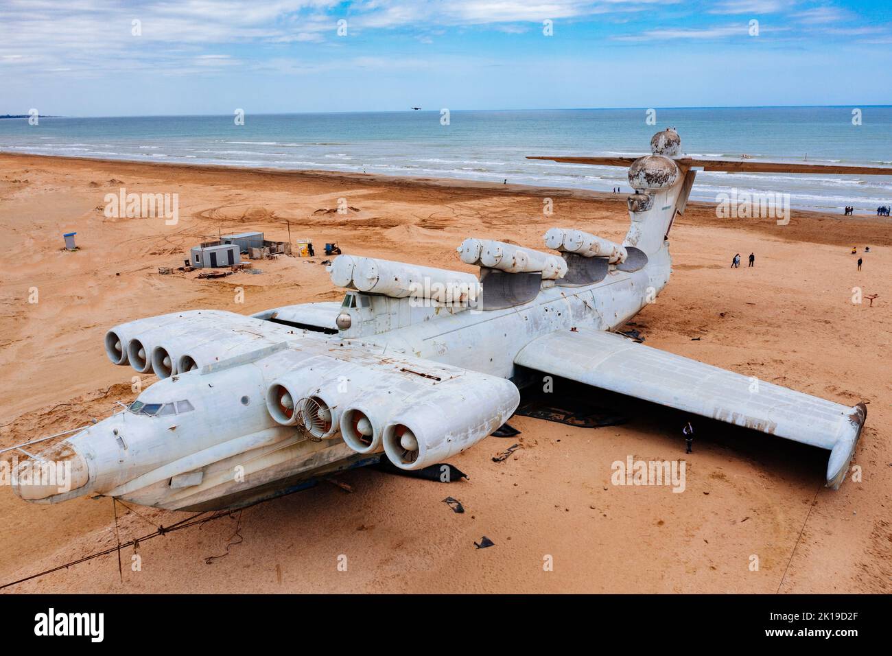 Ekranoplan de classe LUN soviétique abandonné sur la côte de la mer Caspienne, vue aérienne. Banque D'Images