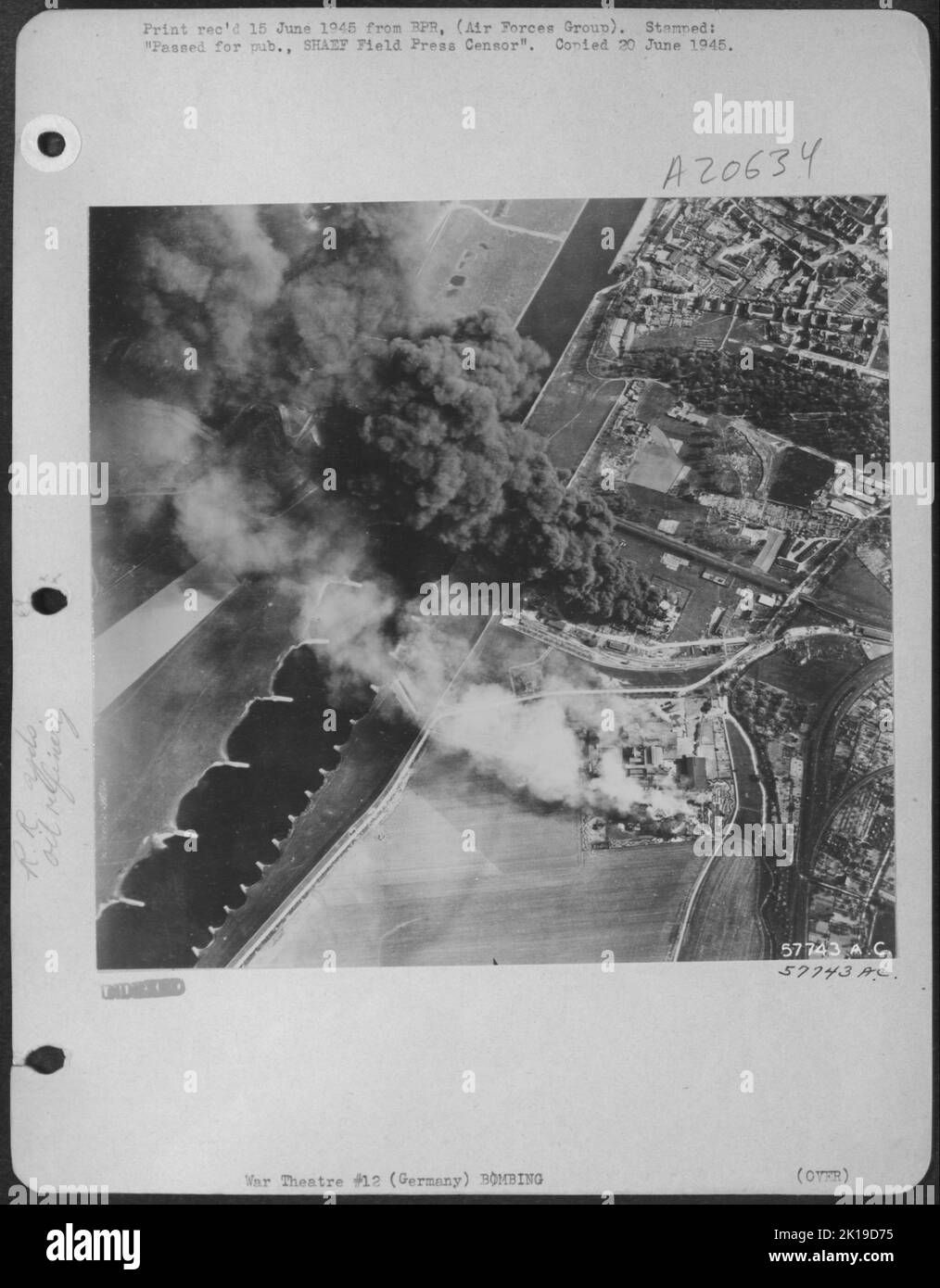 Près de Torgau, Allemagne, 9th AF Republic P-47 des chasseurs-bombardiers attaquent ce triage ferroviaire le 20 avril 1945, ce qui a mis le feu aux grands magasins de pétrole et ce qui peut avoir été Une unité de raffinerie adjacente aux lignes. Cette photo de reconnaissance tactique, prise immédiatement Foll Banque D'Images