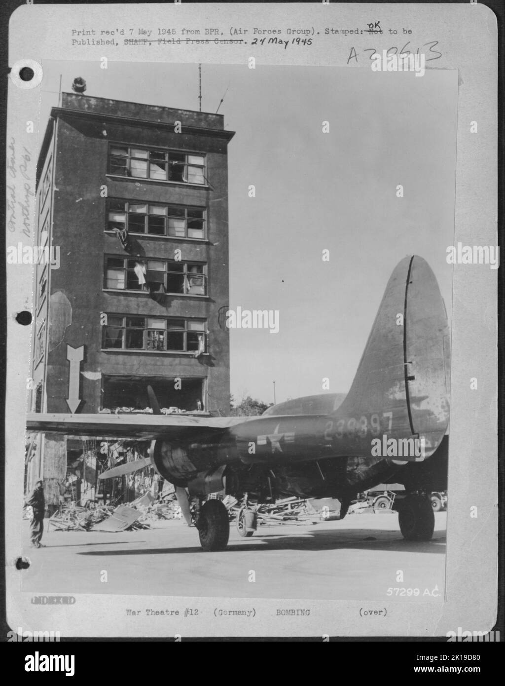 Cette tour de contrôle d'Une ancienne base de Luftwaffe en Allemagne endommagée par un bombardement de 9th AF, servira, une fois réparée, les chasseurs de nuit Northrop P-61 Black Widow qui utilisent maintenant le terrain. Aussi rapide que les Allemands sont chassés de leurs champs, Moyen, léger et Fighter Bo Banque D'Images