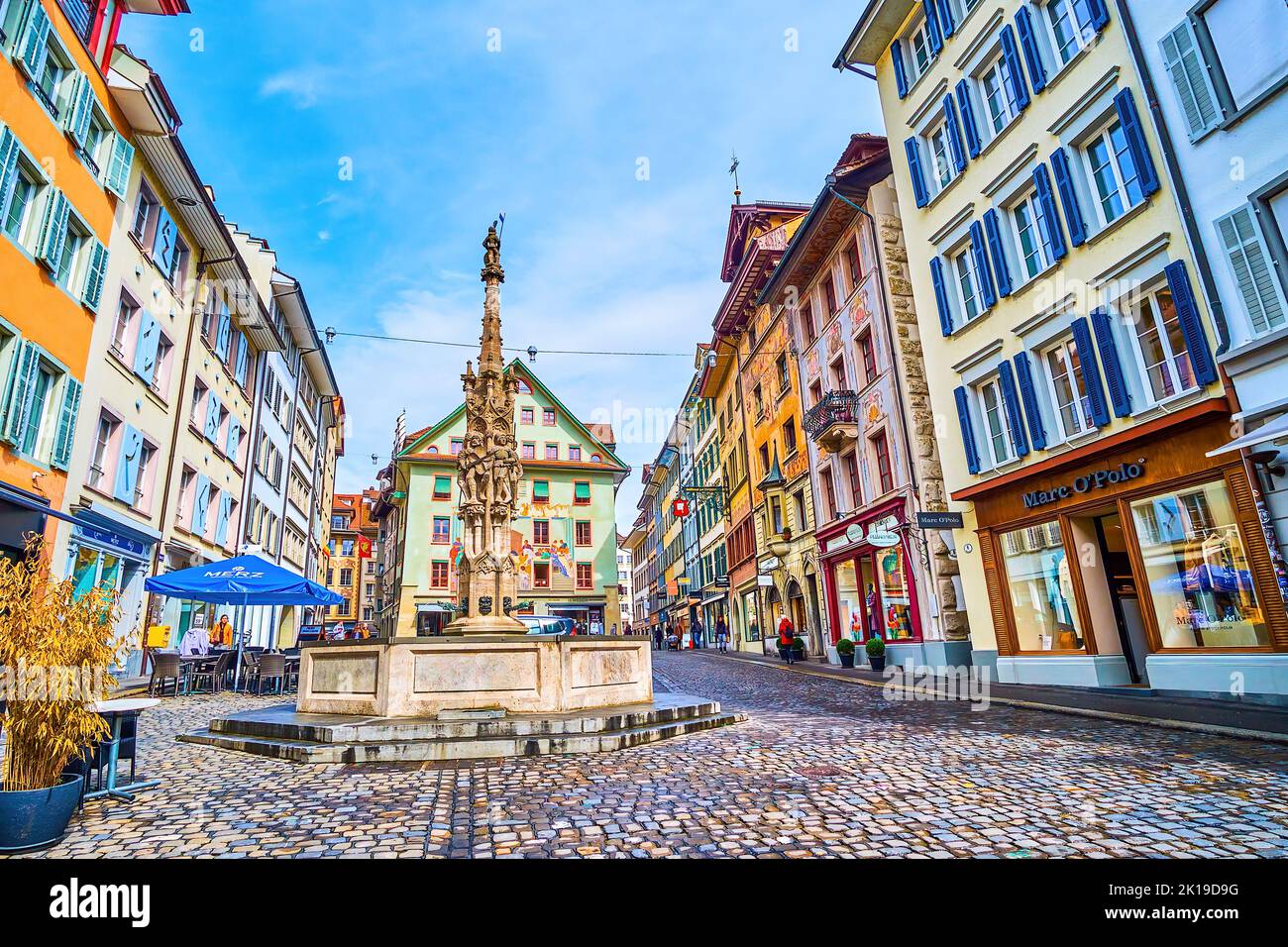 LUCERNE, SUISSE - 30 MARS 2022 : la place Weinmarkt est l'un des meilleurs endroits de la vieille ville pour explorer l'architecture médiévale exceptionnelle de la Suisse, on Banque D'Images