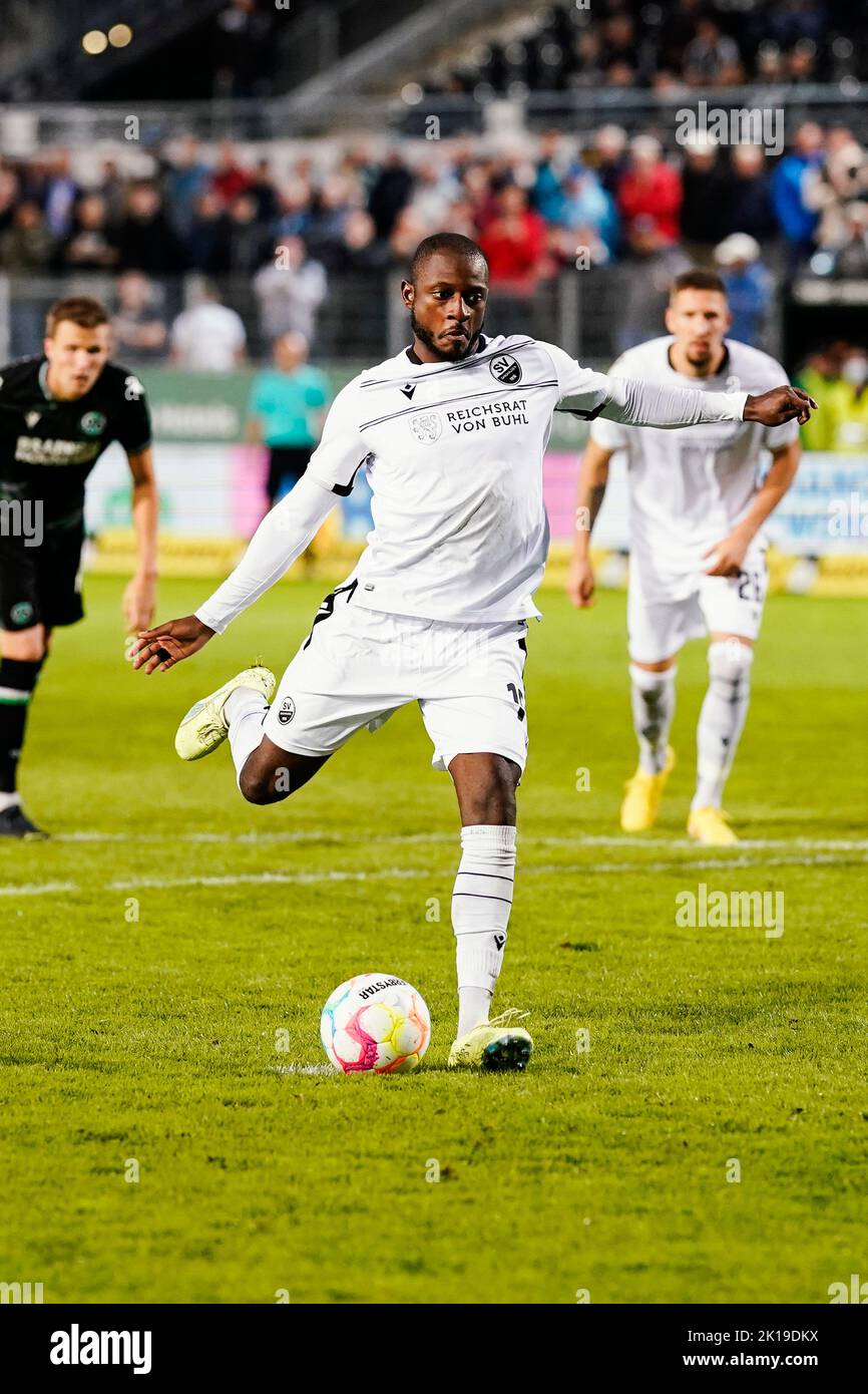 Sandhausen, Allemagne. 16th septembre 2022. Football: 2nd Bundesliga, SV Sandhausen - Hanovre 96, Matchday 9, BWT-Stadion am Hardtwald. David Kinsombi de Sandhausen marque le but de pénalité pour 1:1. Crédit : Uwe Anspach/dpa - REMARQUE IMPORTANTE : Conformément aux exigences de la DFL Deutsche Fußball Liga et de la DFB Deutscher Fußball-Bund, il est interdit d'utiliser ou d'avoir utilisé des photos prises dans le stade et/ou du match sous forme de séquences et/ou de séries de photos de type vidéo./dpa/Alay Live News Banque D'Images