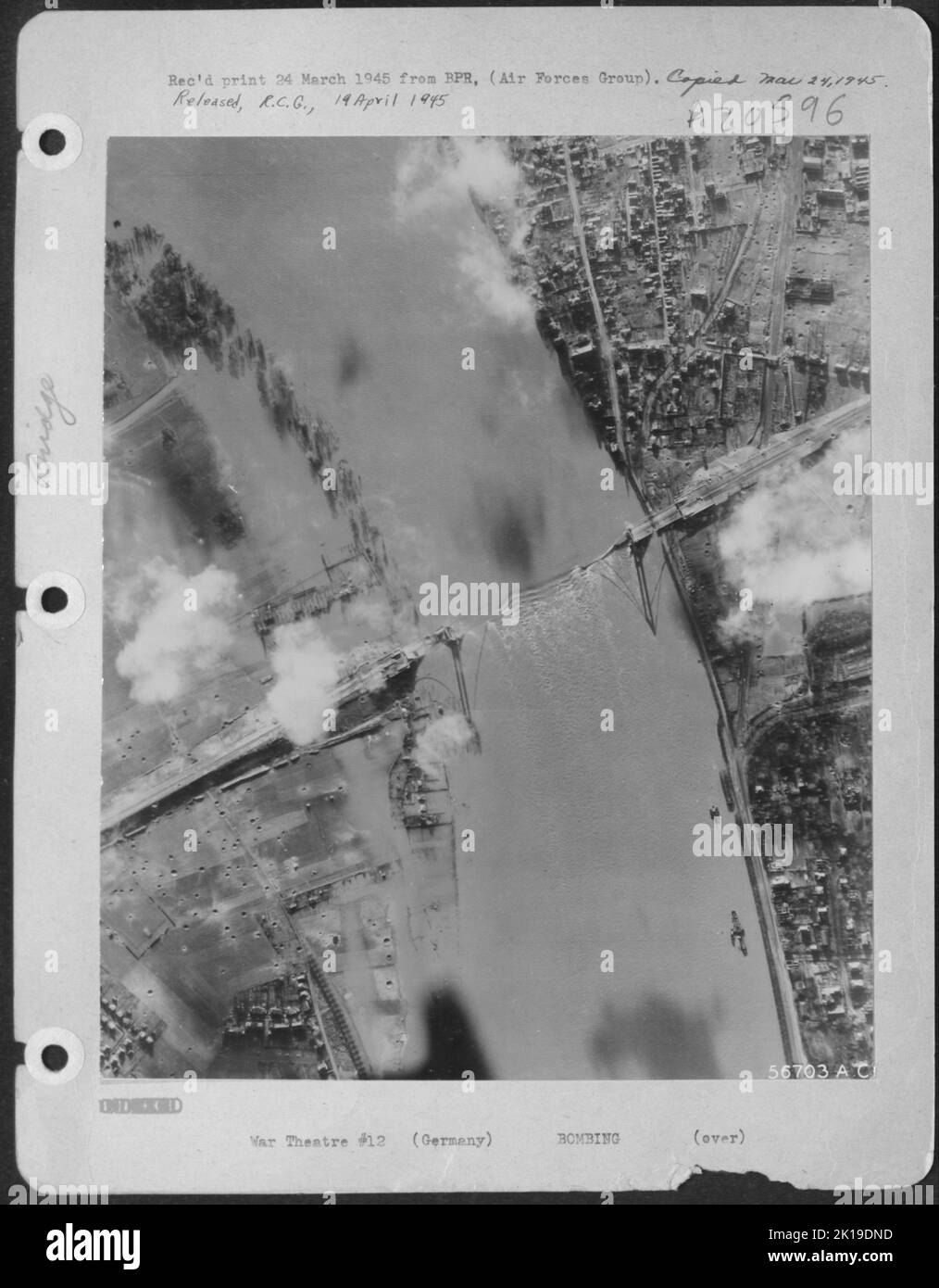 La célèbre autoroute d'Hitler dans les environs de Cologne est inutile maintenant que le pont de liaison est renversé. En plus de mettre fin à la circulation routière, tous les transports fluviaux ont été arrêtés. Cette excellente photo a été prise par Lockheed P-38 Banque D'Images