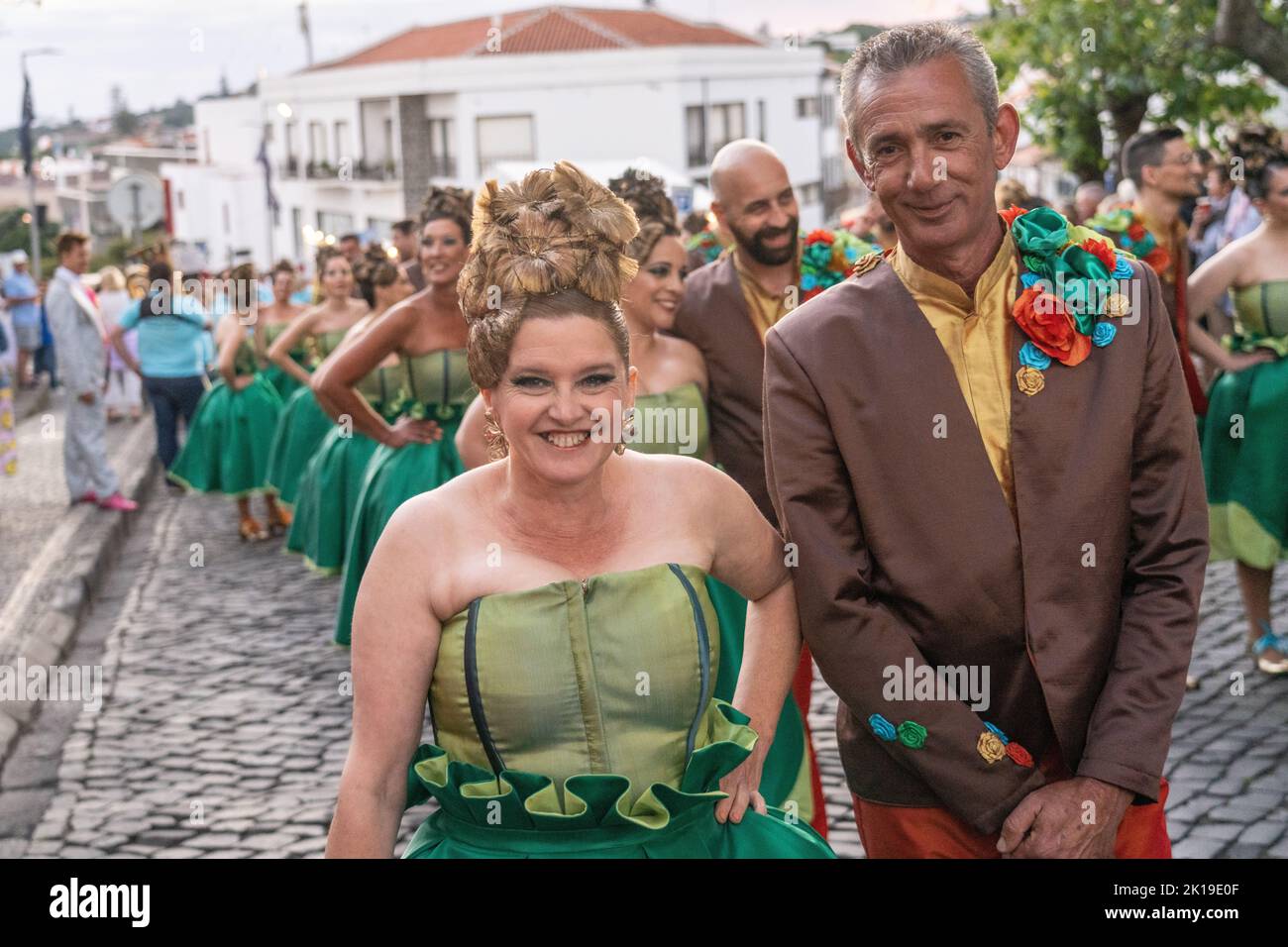 Des artistes costumés attendent le début d'un défilé traditionnel de marcha au festival de Sanjoaninas, 23 juin 2022 à Angra do Heroísmo, île de Terceira, Açores, Portugal. Le festival marque la St John’s Day et est célébré par des défilés, des corridas et des activités culturelles. Banque D'Images