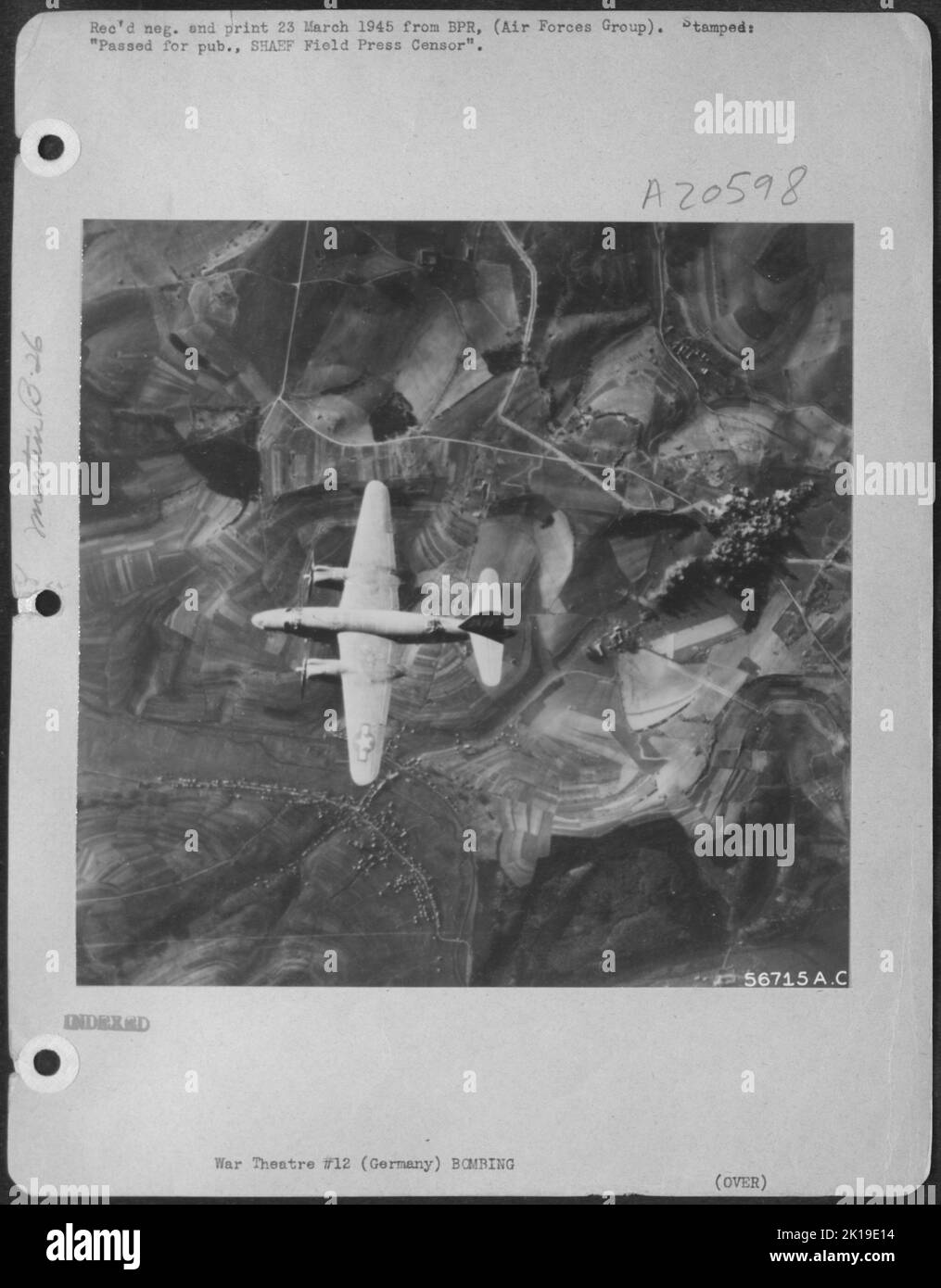 Un « trait de choc » américain Martin B-26 Maurader de la première Force aérienne tactique passe au-dessus de la ceinture de défense principale de la ligne allemande Siegfried au sud-est de Zweibrucken que la fumée des premières bombes commencent à se développer sur la cible. Projection d'un chemin à travers Banque D'Images