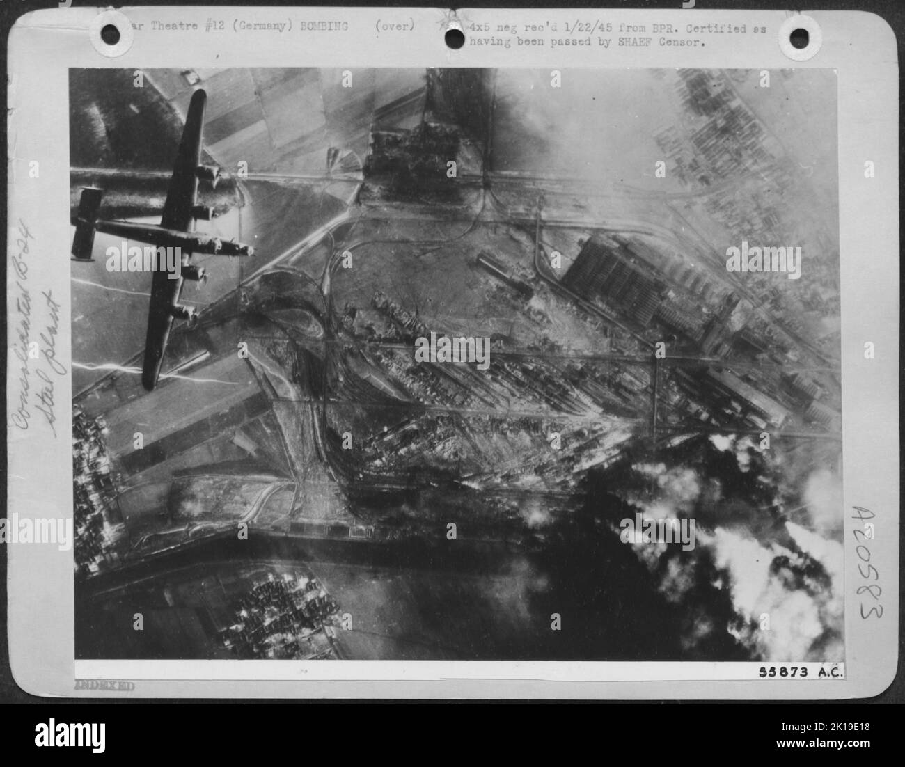 Alors que les Hermann Goering Steel Works, près de Brunswick, se consume des coups précédents, un libérateur B-24 consolidé des US 8th Air Forces s'approche de la cible avec la deuxième vague d'avions dans l'attaque du 14 janvier 45. ALLEMAGNE. Banque D'Images