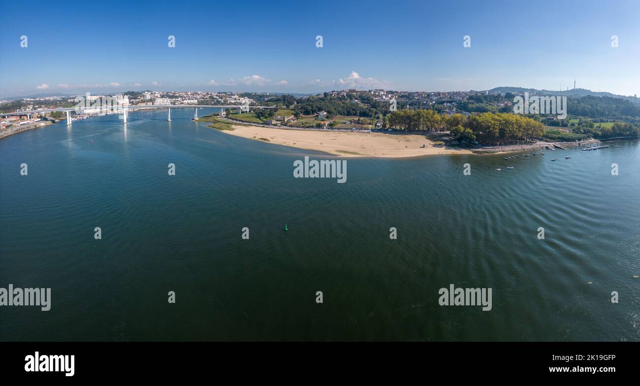 Vues aériennes sur le fleuve Douro et une plage appelée Areinho Banque D'Images