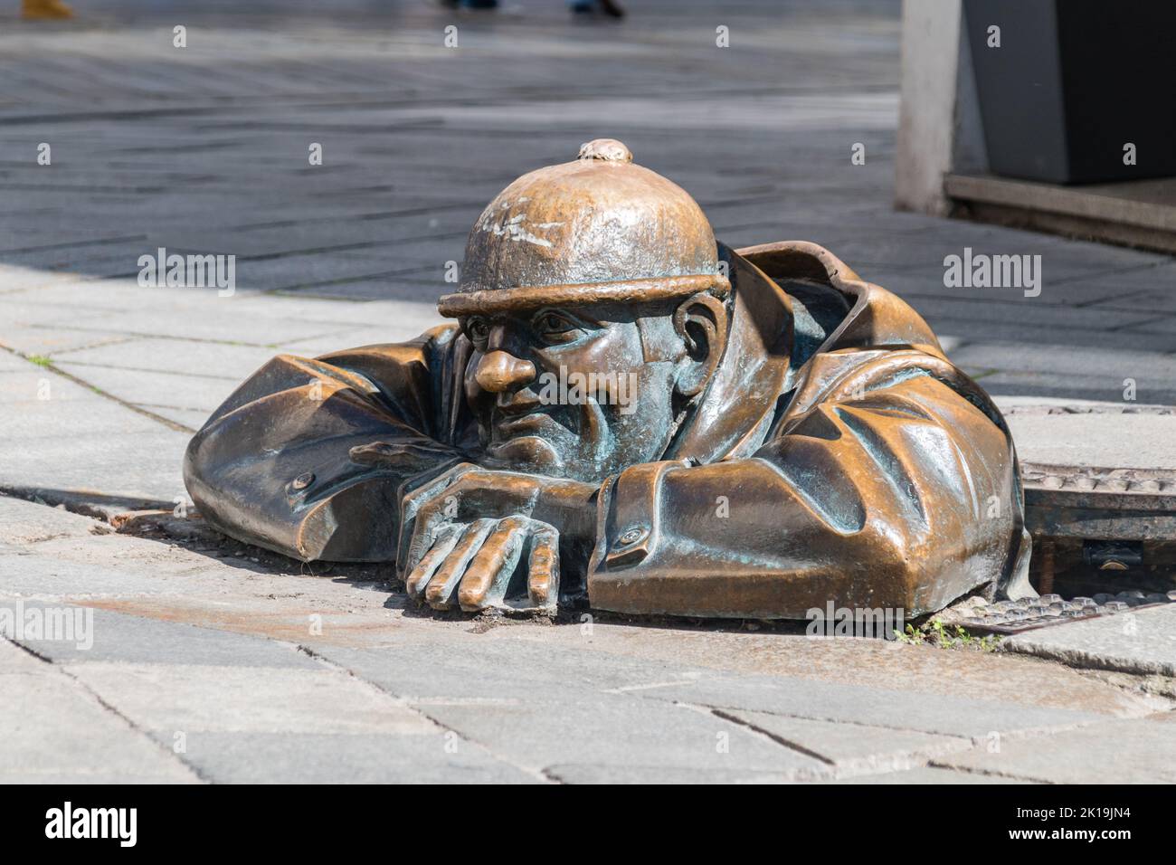 Bratislava, Slovaquie - 31 mai 2022 : sculpture de rue connue sous le nom de Cumil Man at Work. La sculpture montre un homme d'égout s'inclinant hors d'un trou d'homme ouvert. Banque D'Images