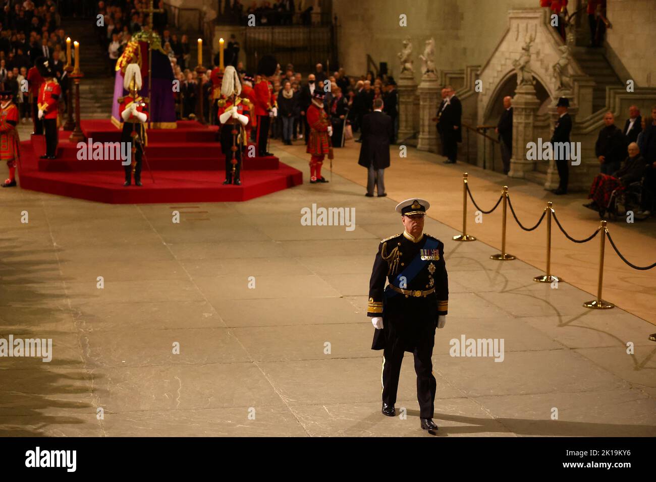 Le duc d'York part après avoir tenu une veillée avec le roi Charles III, la princesse royale et le comte de Wessex à côté du cercueil de leur mère, la reine Elizabeth II, comme il se trouve dans l'état sur la catafalque à Westminster Hall, au Palais de Westminster, à Londres. Date de la photo: Vendredi 16 septembre 2022. Banque D'Images