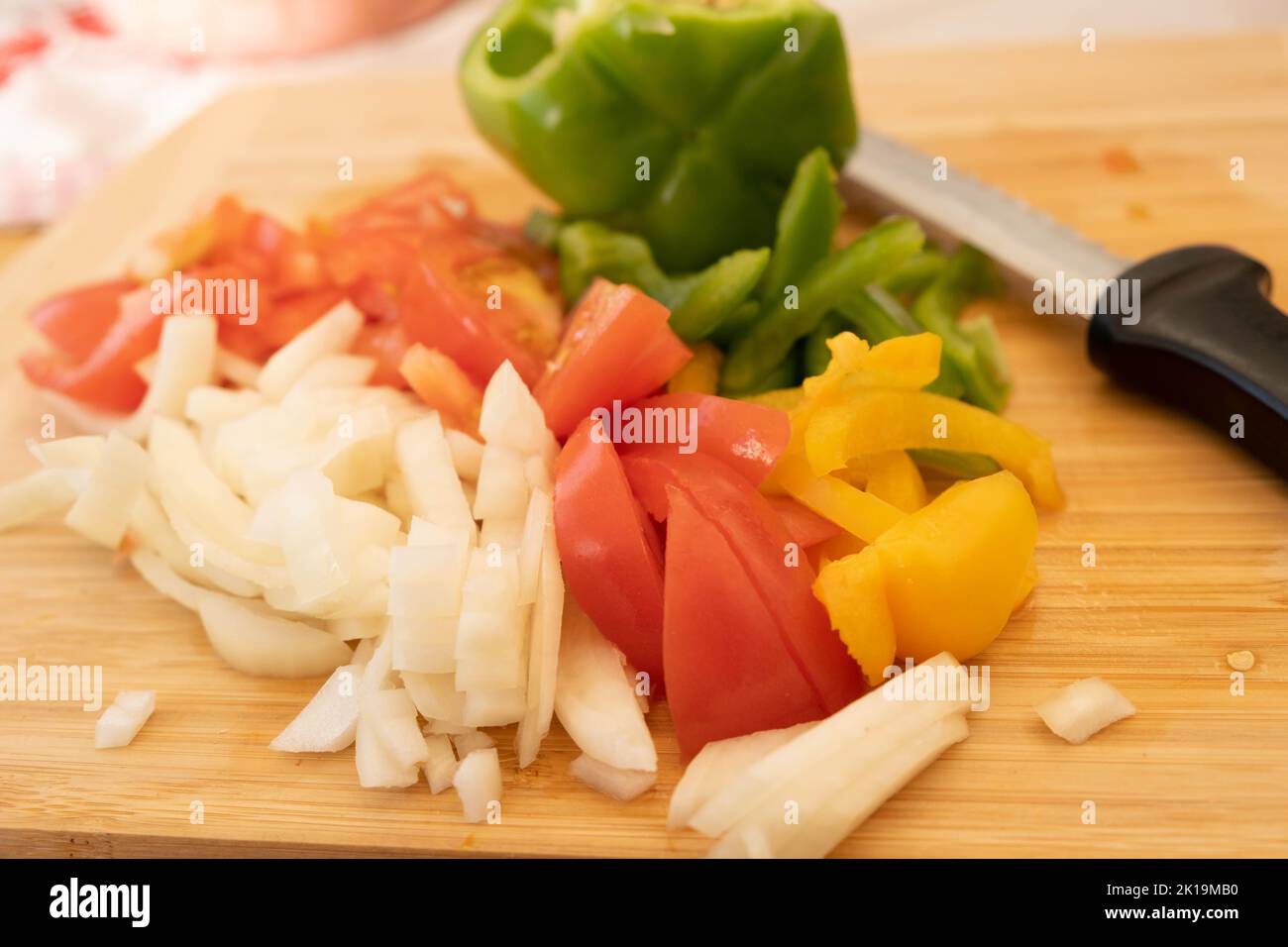 Faire des préparations alimentaires dans la cuisine et tirer à l'occasion. Banque D'Images