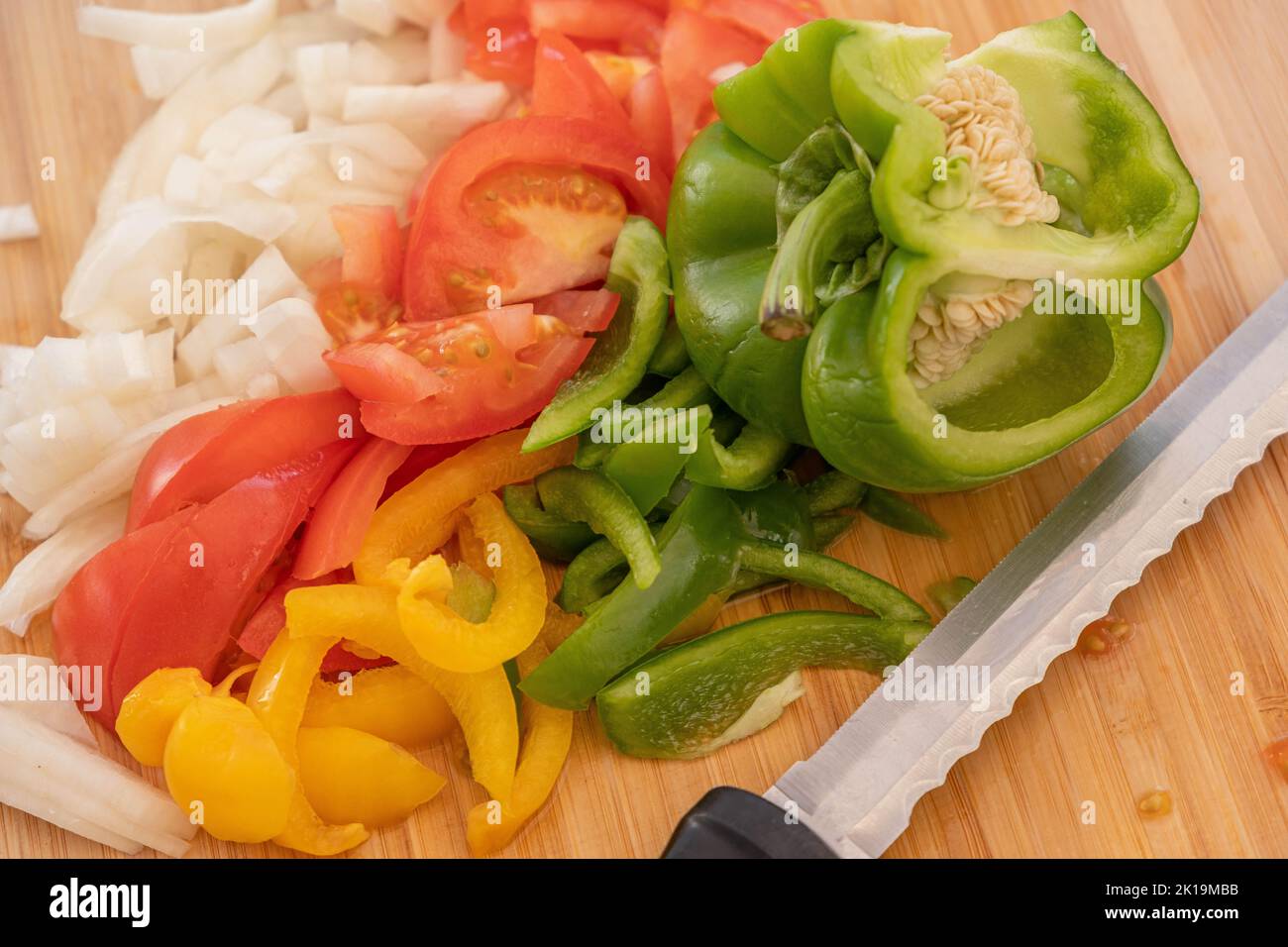 Faire des préparations alimentaires dans la cuisine et tirer à l'occasion. Banque D'Images