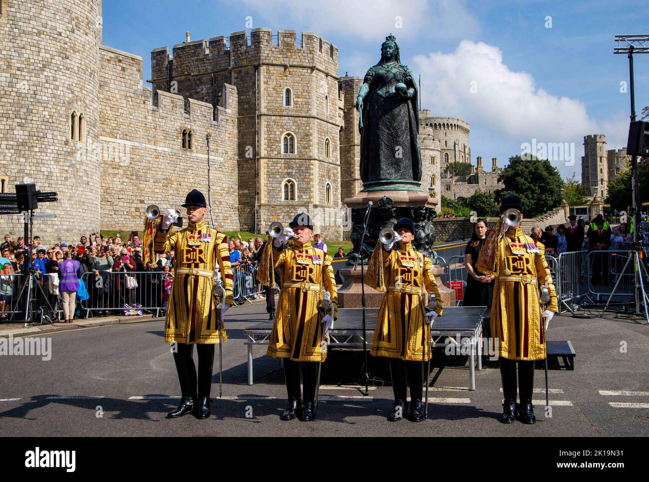 La foule a chanté l'hymne national et a donné trois acclamations au roi Charles III lors d'une cérémonie de proclamation à Windsor à la statue de la reine Victoria. Banque D'Images