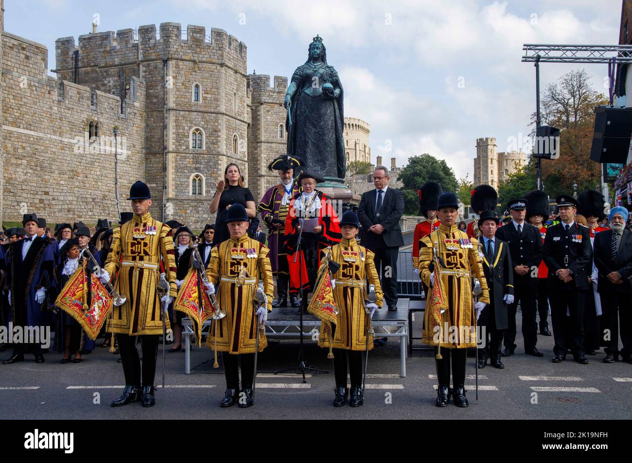 La foule a chanté l'hymne national et a donné trois acclamations au roi Charles III lors d'une cérémonie de proclamation à Windsor à la statue de la reine Victoria. Banque D'Images