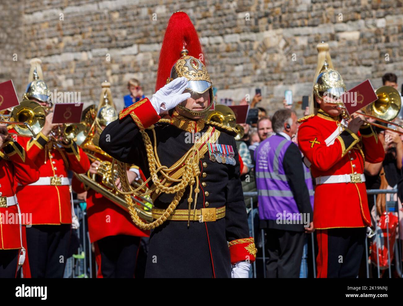 La foule a chanté l'hymne national et a donné trois acclamations au roi Charles III lors d'une cérémonie de proclamation à Windsor à la statue de la reine Victoria. Banque D'Images