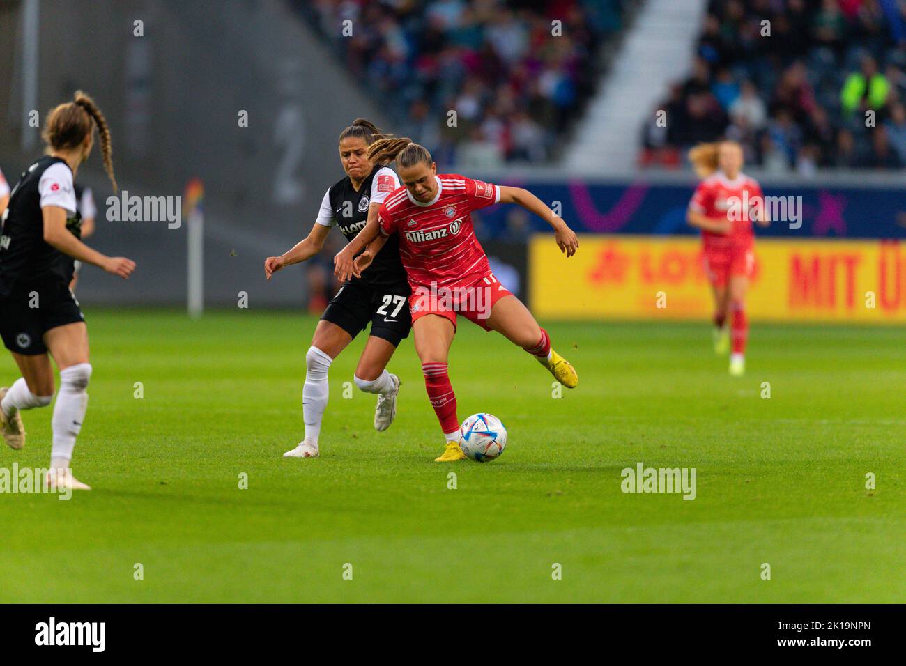 16 septembre 2022, Francfort-sur-le-main, Hesse, Allemagne : Francfort-sur-le-main, Allemagne, 16 septembre 2022 Klara Buehl (17 FC Bayern Munich) sous la pression de Laura Feiersinger (27 Francfort) lors du match FLYERALARM Frauen-Bundesliga entre Eintracht Francfort et le FC Bayern Munich au parc de la Deutsche Bank à Francfort-sur-le-main, Allemagne Dan O' Connor (Credit image: © Dan O' Connor/Sport Press photo via ZUMA Press) Credit: Zuma Press/Alay Live News Banque D'Images