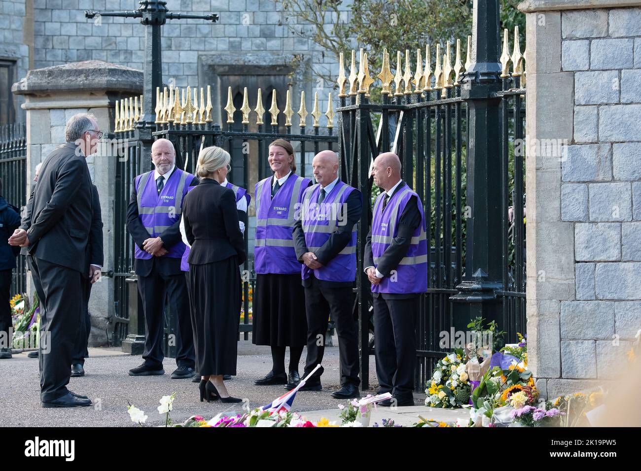 Windsor, Berkshire, Royaume-Uni. 16th septembre 2022. La comtesse de Wessex discute avec les stewards de service. Les foules ont été ravie de voir le comte et la comtesse de Wessex aujourd'hui, alors qu'ils sont venus à la longue promenade à l'extérieur du château de Windsor pour rencontrer des amateurs et regarder les hommages floraux et les messages laissés après le triste décès de sa Majesté la Reine. Sophie, comtesse de Wessex a placé des fleurs qui lui ont été données par des wishers bien avec les nombreux autres hommages floraux. Crédit : Maureen McLean/Alay Live News Banque D'Images