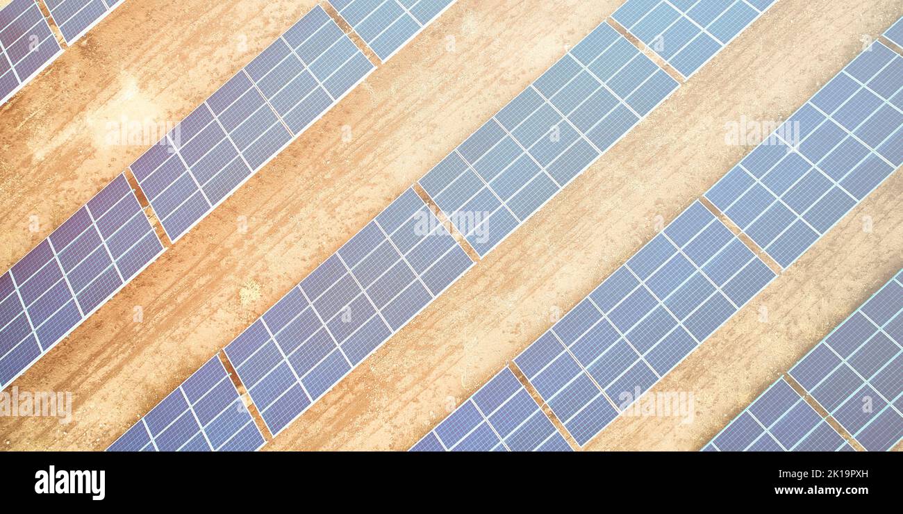 Vue aérienne de la ferme de panneaux solaires Banque D'Images