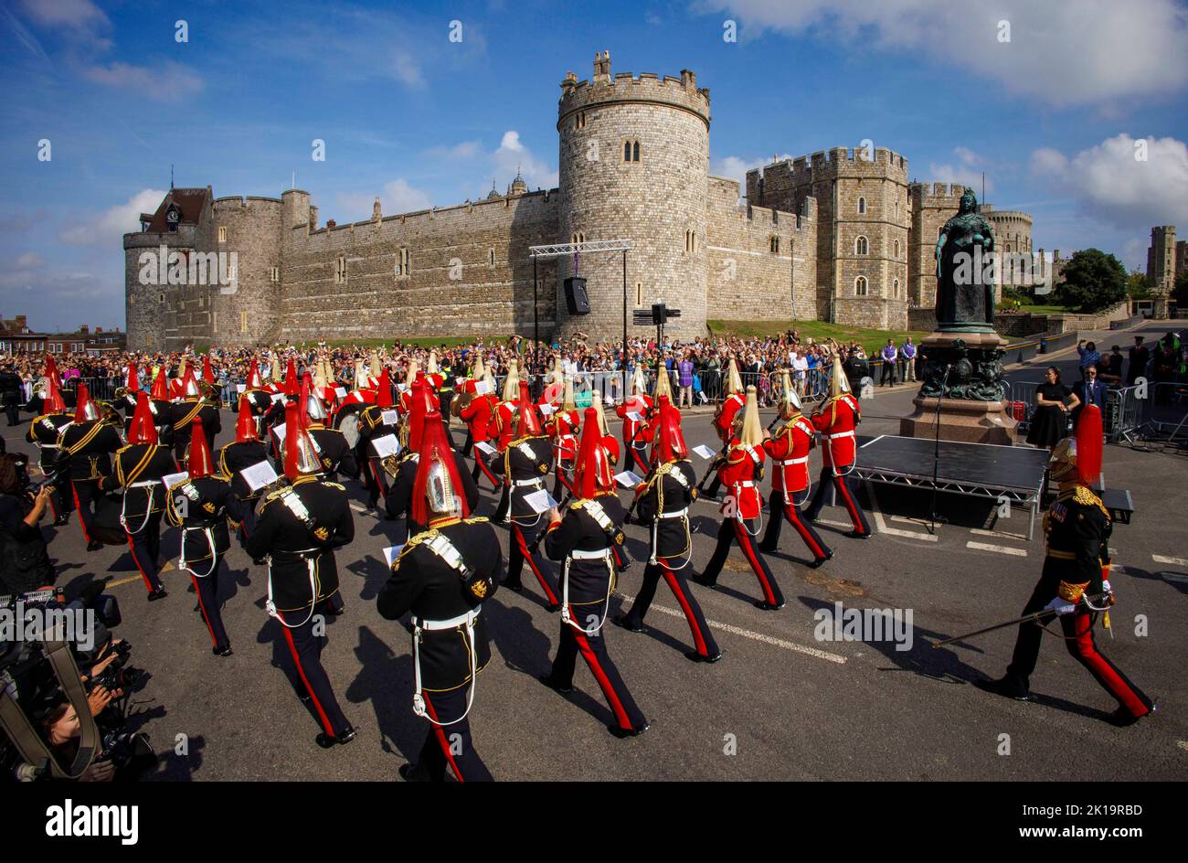 La foule a chanté l'hymne national et a donné trois acclamations au roi Charles III lors d'une cérémonie de proclamation à Windsor à la statue de la reine Victoria. Banque D'Images