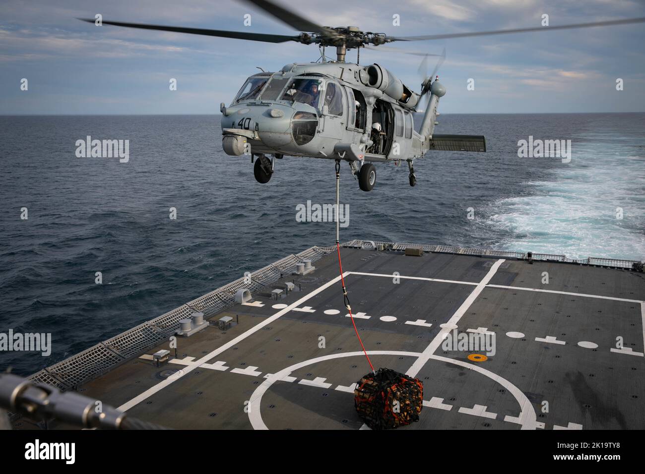 OCÉAN ATLANTIQUE (sept 14, 2022) un hélicoptère MH-60s, affecté aux « baleines-dragons » de l'Escadron de combat de la mer (HSC) 28, termine une reconstitution verticale à bord du navire de combat littoral USS Freedom-variant Minneapolis-Saint Paul (LCS 21) lors de la certification MOB-A du navire, le 14 septembre 2022. Minneapolis-Saint Paul est une propriété à la base navale de Mayport, en Floride. (É.-U. Photo de la marine par le spécialiste des communications de masse 2nd classe Juel Foster) Banque D'Images