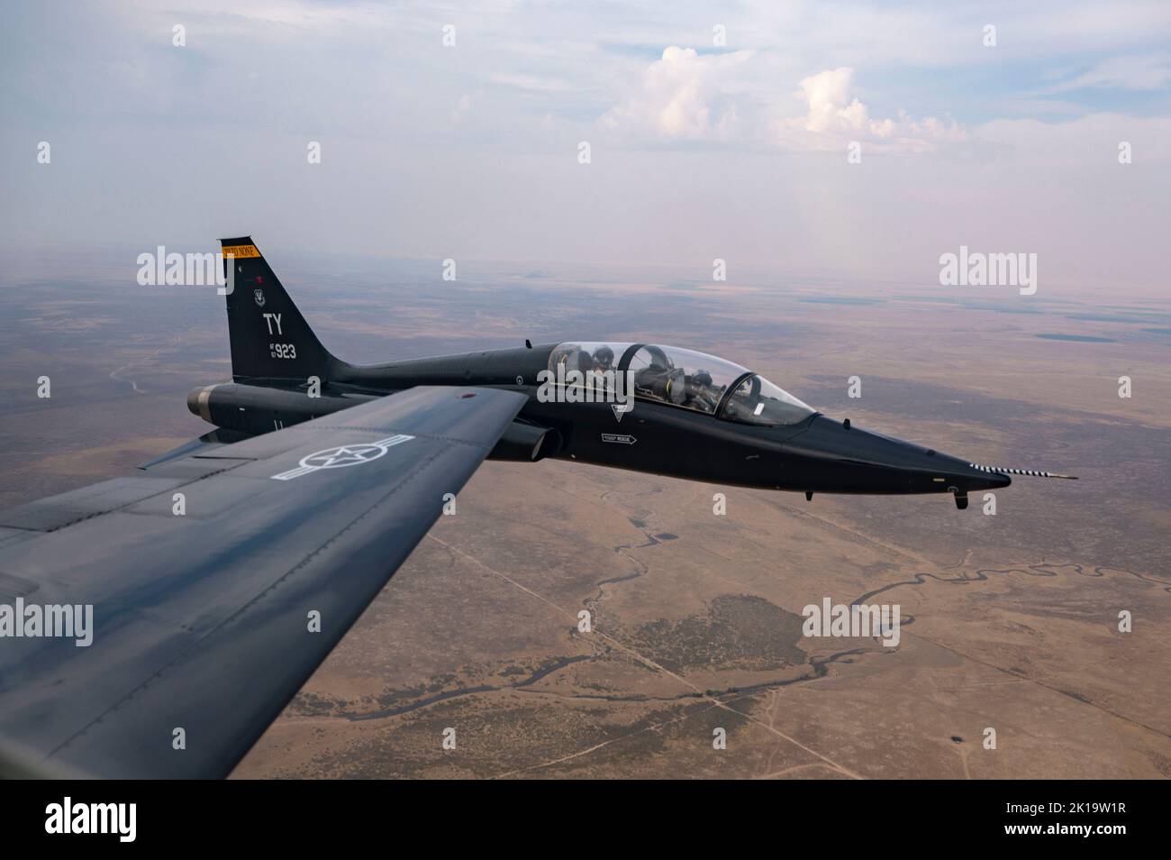 Les T-38A de la US Air Force affectés au 2D Fighter Training Squadron survolent le sud de l'Idaho, le 12 septembre 2022. Le fts de 2D a voyagé de la Floride à la base aérienne de Mountian Home, Idaho, en soutien du cours de base F-35A Lightning II Capstone. (É.-U. Photo de la Force aérienne par Tech. Sgt. Betty R. Chevalier) Banque D'Images