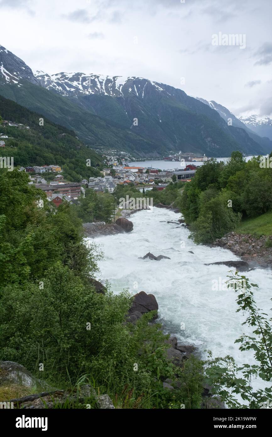 ODDA, Norvège - 13 juin 2022 : vue panoramique sur la ville et la rivière OPO depuis une colline, par une journée de printemps nuageux. Une vue spectaculaire sur Sorfjorden et à Banque D'Images